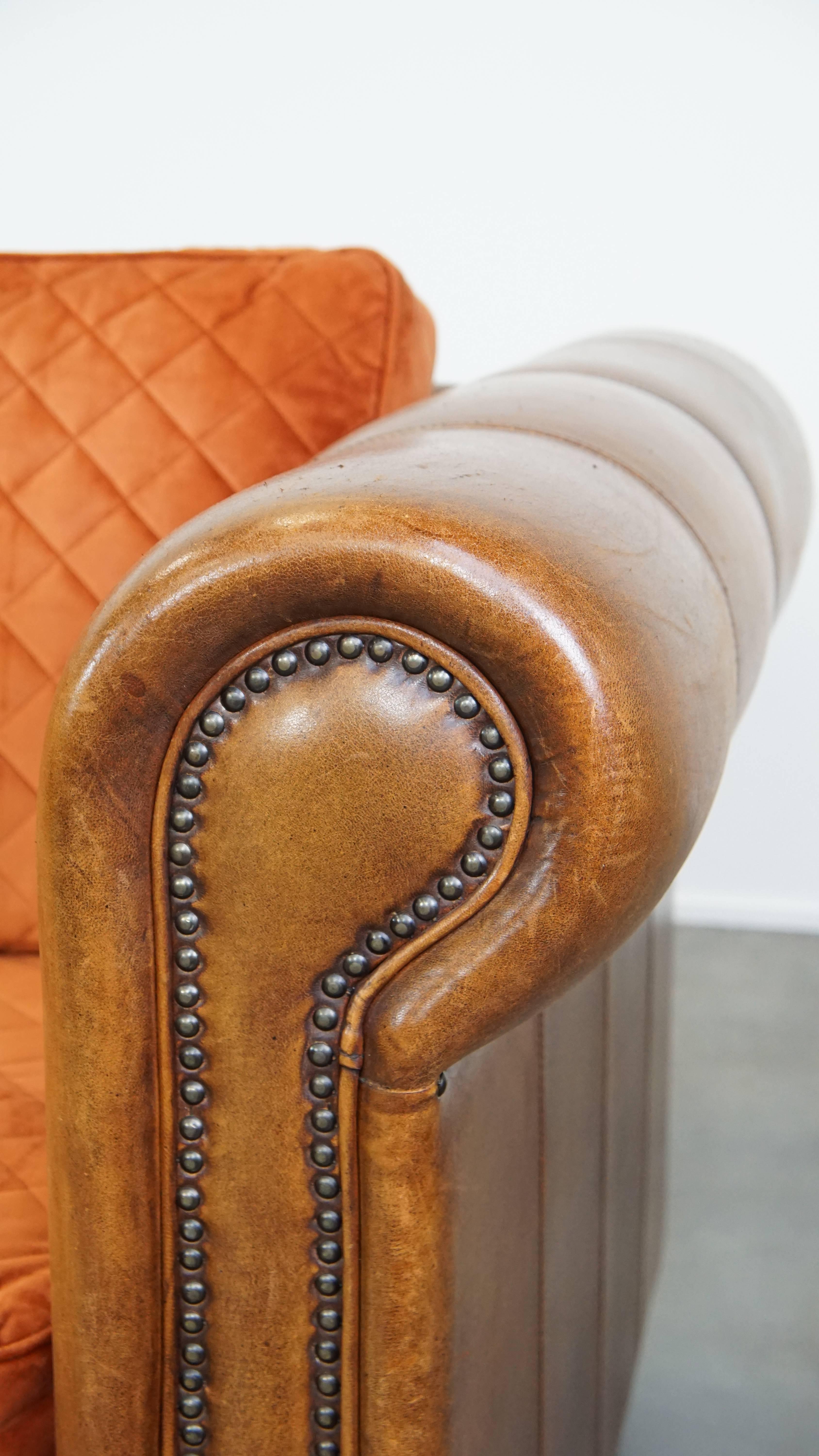 Luxurious 2.5-seater sheepskin sofa of top quality with orange fabric cushions For Sale 7