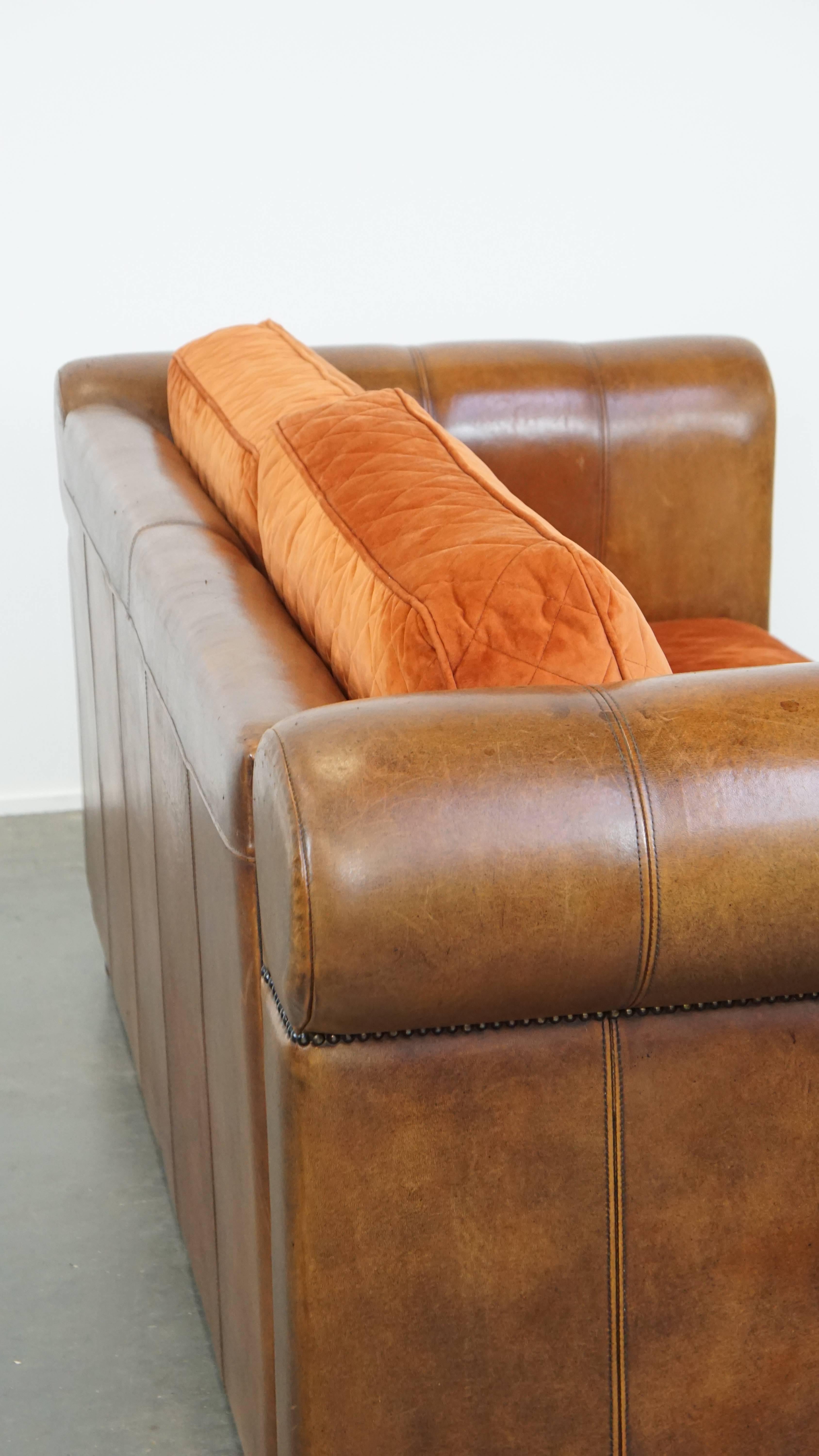 Luxurious 2.5-seater sheepskin sofa of top quality with orange fabric cushions For Sale 10