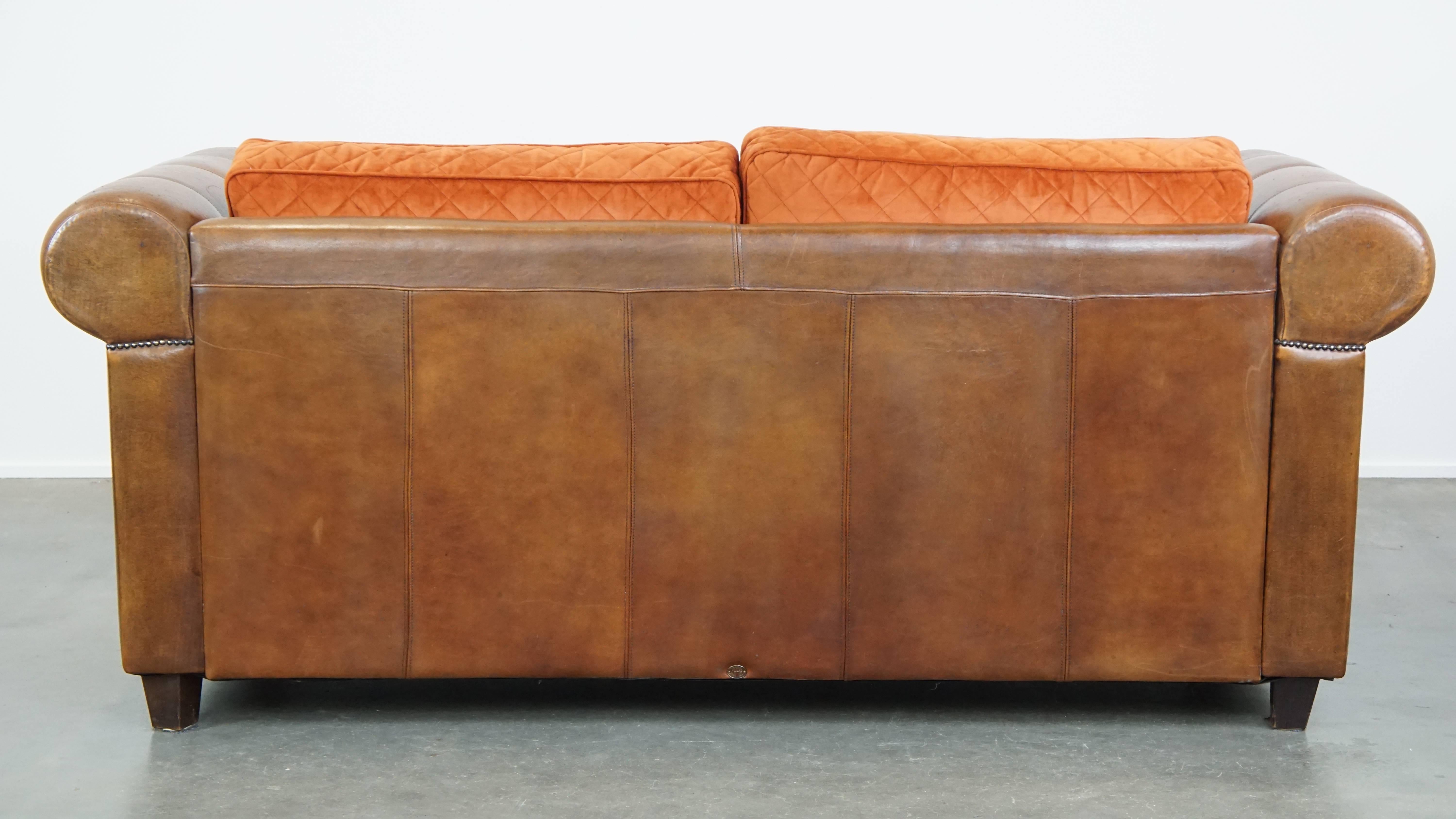 Luxurious 2.5-seater sheepskin sofa of top quality with orange fabric cushions For Sale 11