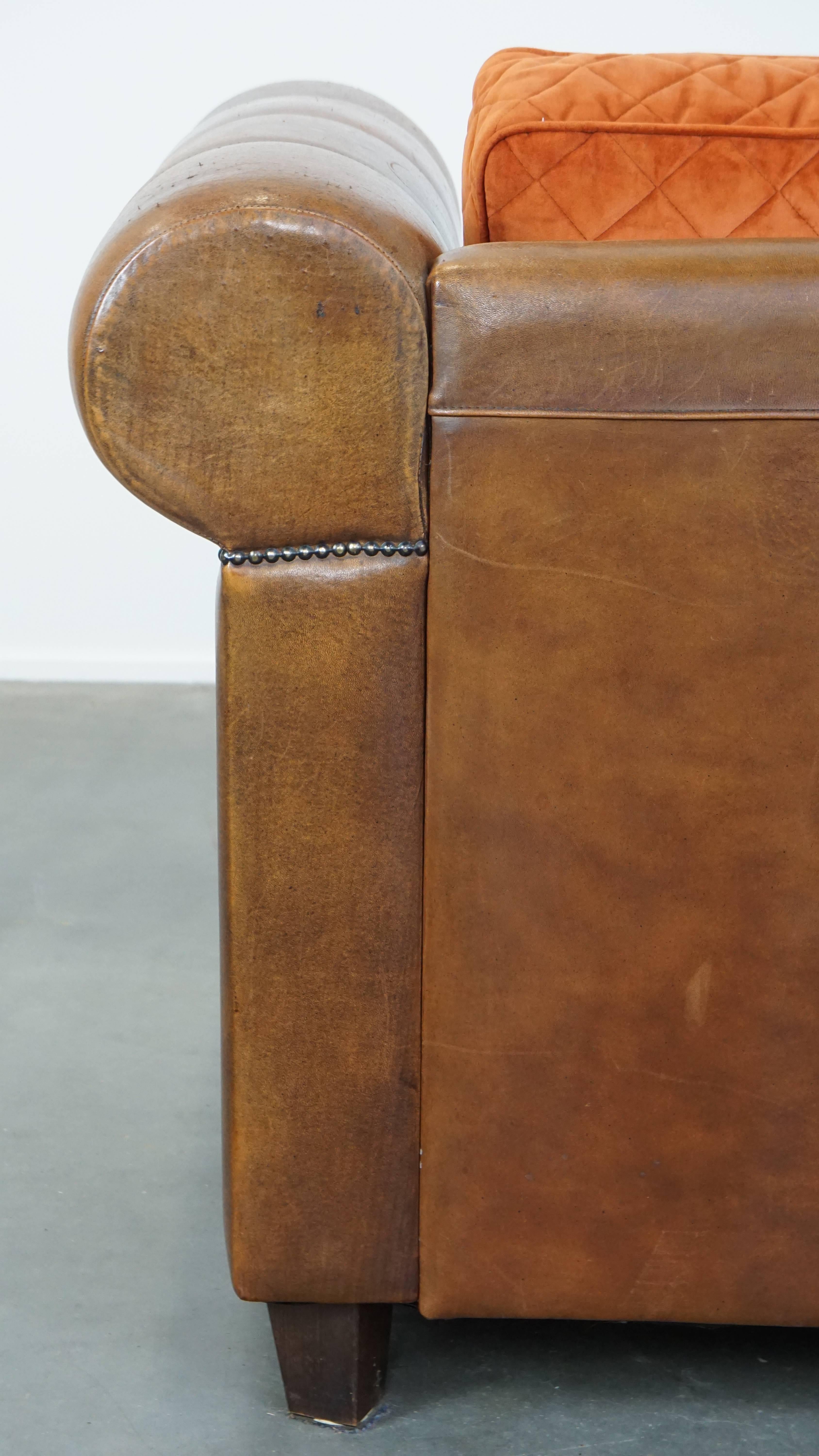 Luxurious 2.5-seater sheepskin sofa of top quality with orange fabric cushions For Sale 12