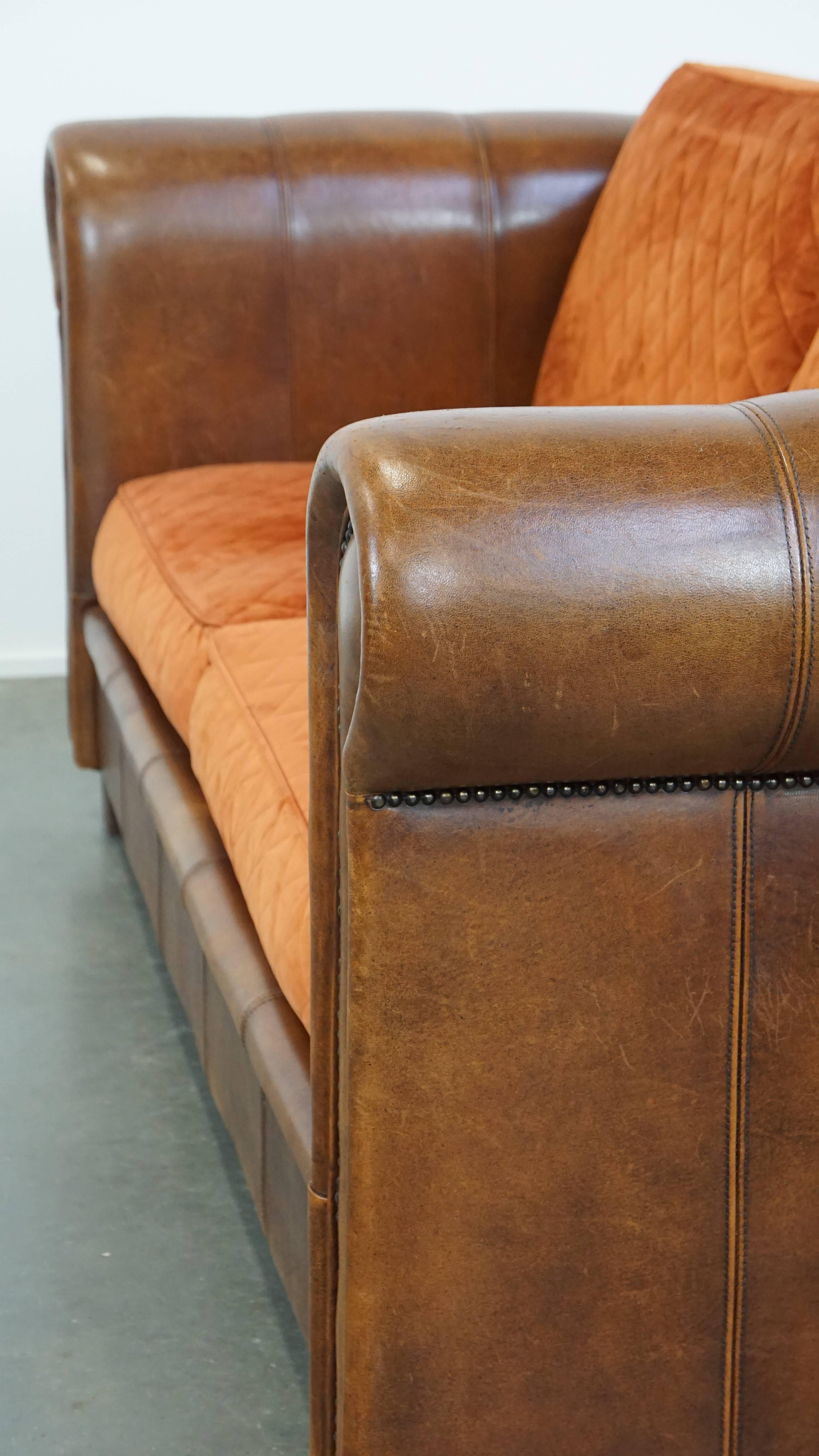 Luxurious 2.5-seater sheepskin sofa of top quality with orange fabric cushions For Sale 14