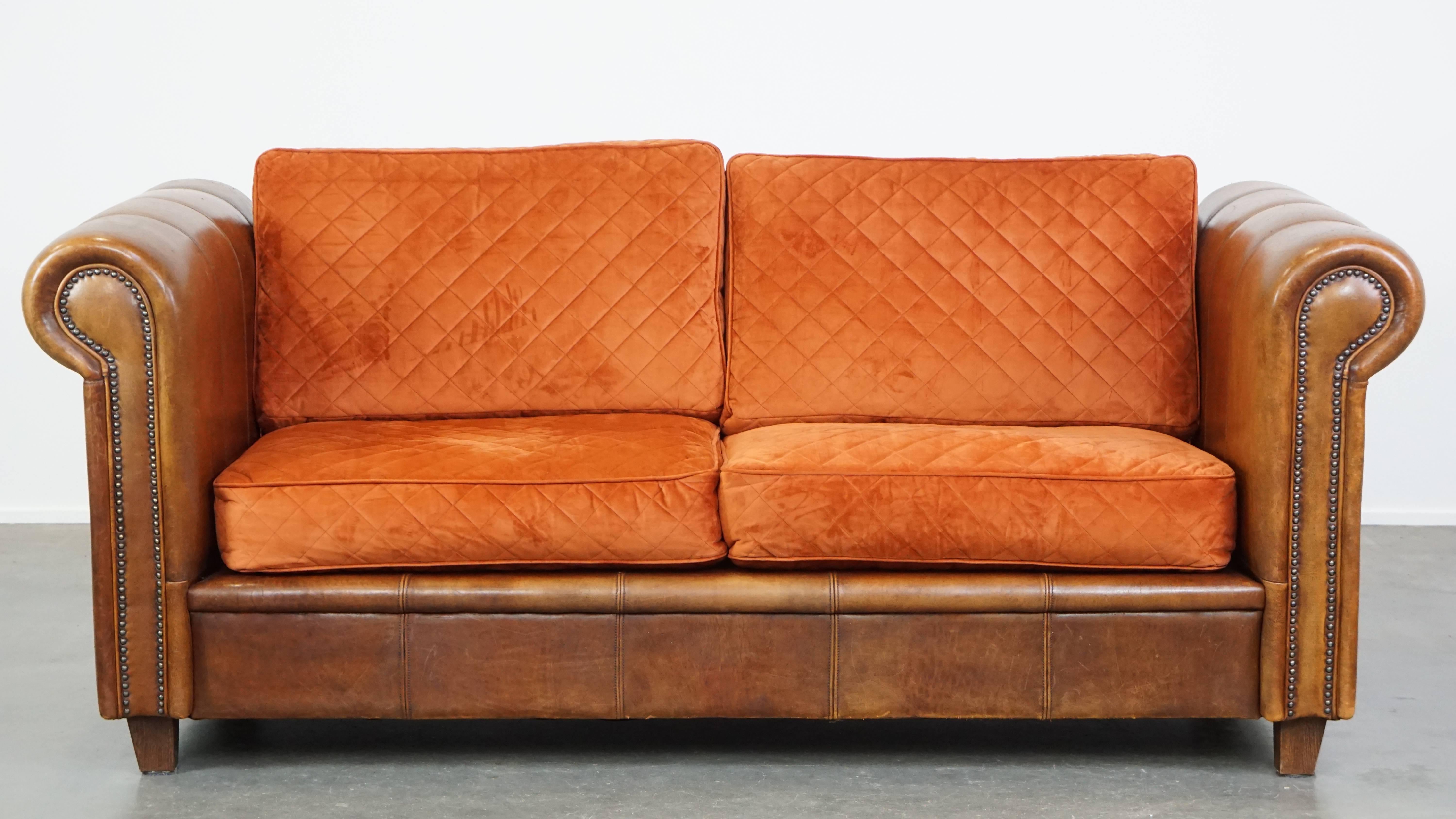 Luxurious 2.5-seater sheepskin sofa of top quality with orange fabric cushions In Fair Condition For Sale In Harderwijk, NL