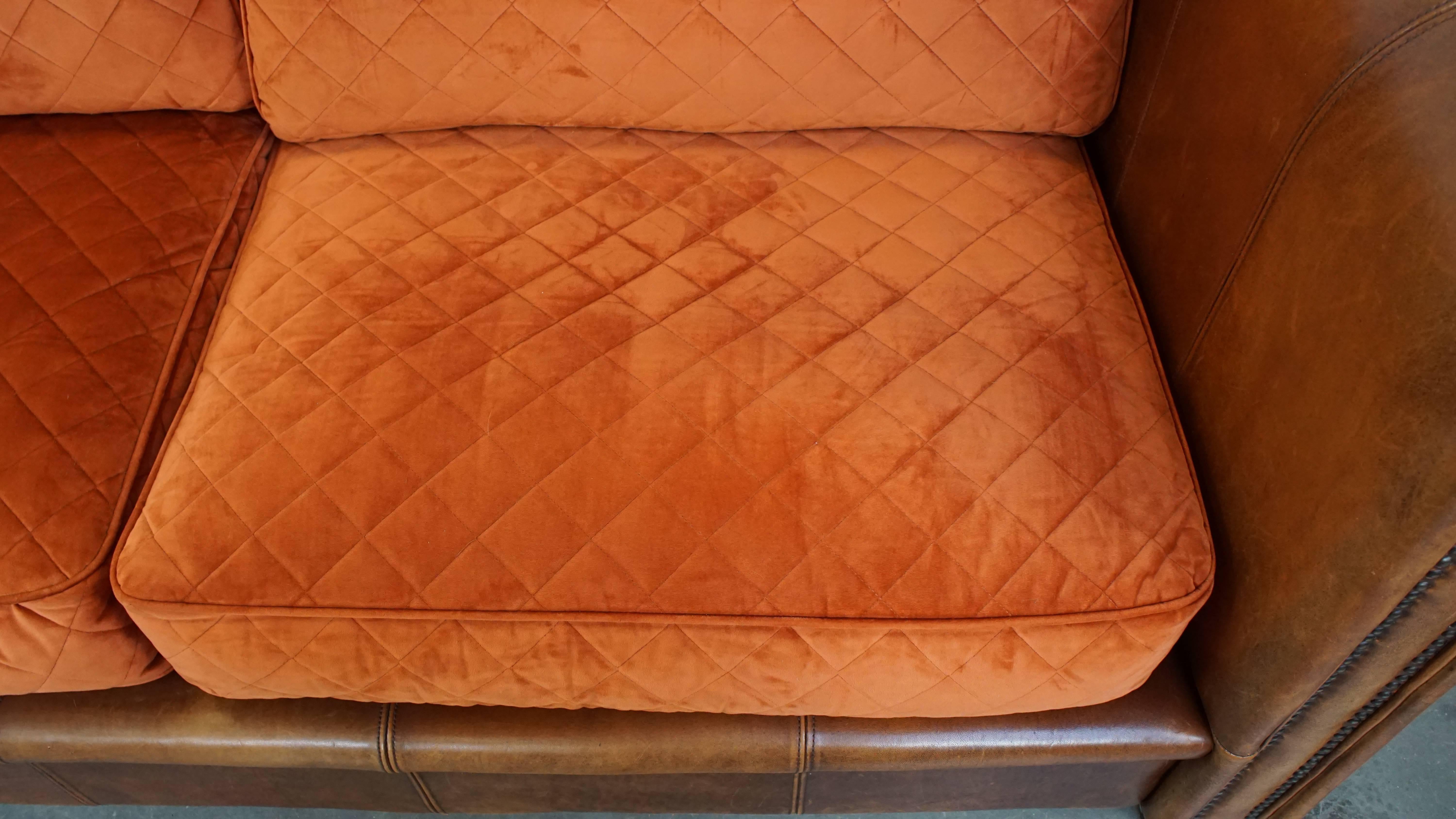 Leather Luxurious 2.5-seater sheepskin sofa of top quality with orange fabric cushions For Sale