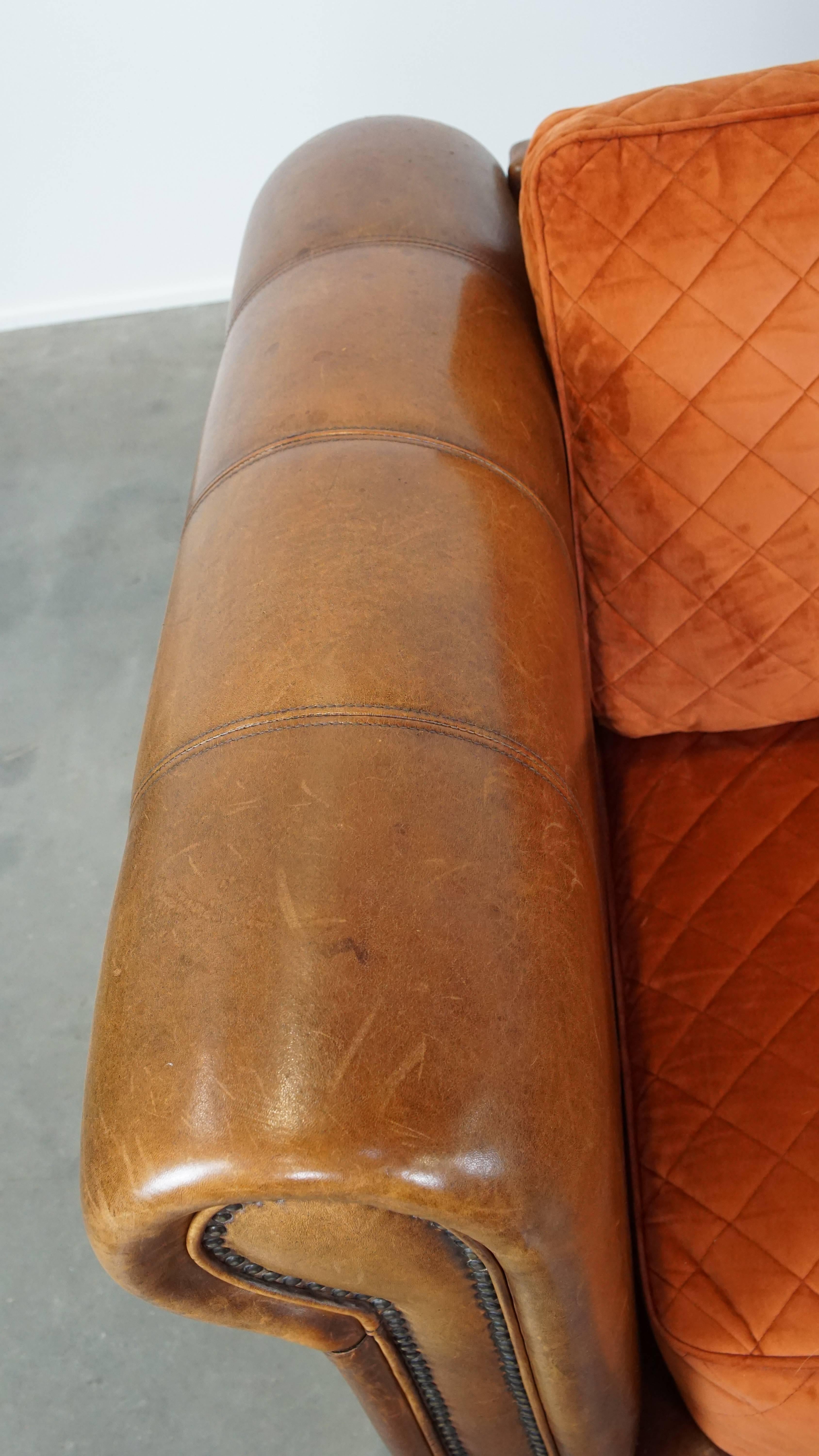 Luxurious 2.5-seater sheepskin sofa of top quality with orange fabric cushions For Sale 2