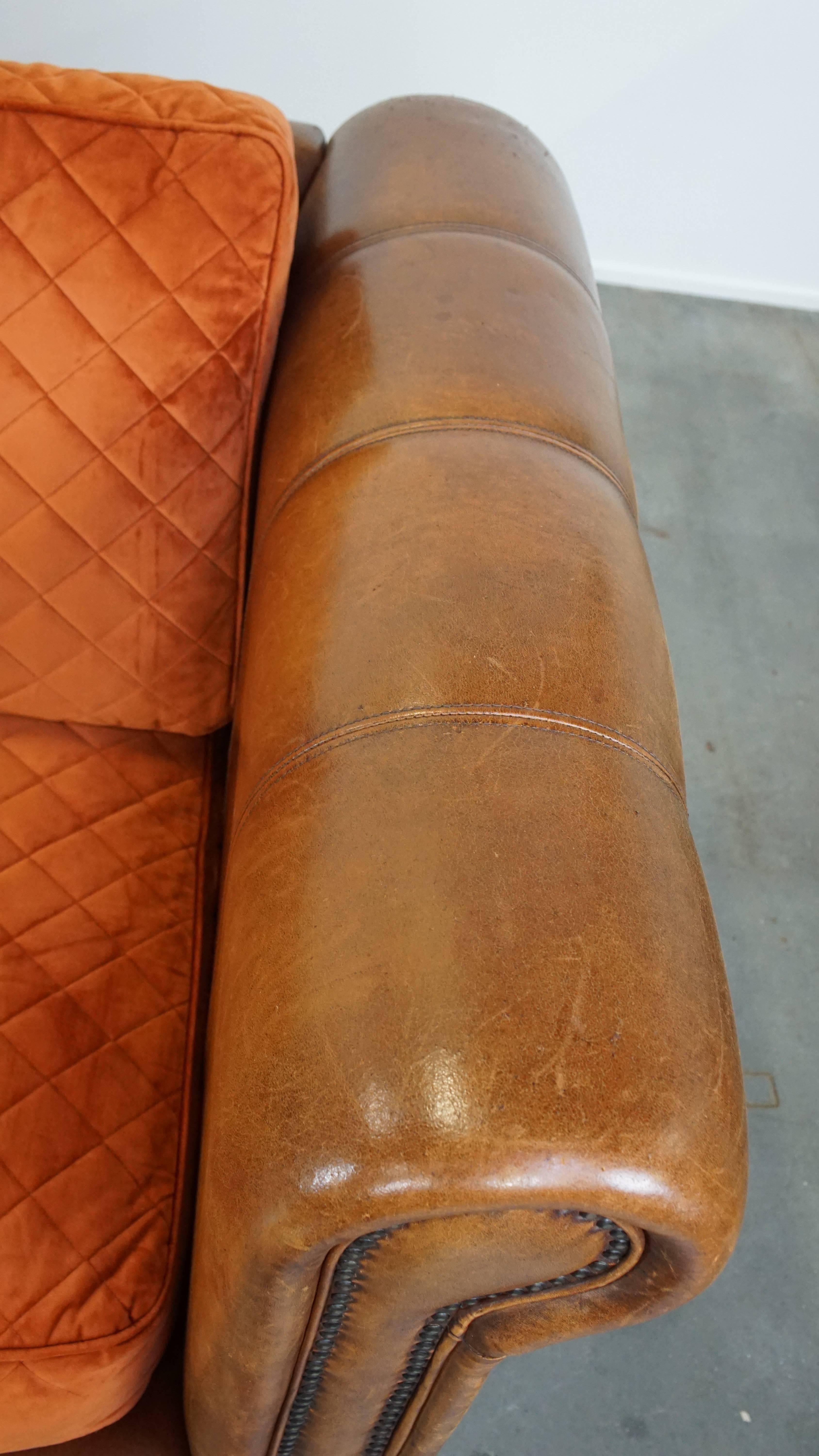 Luxurious 2.5-seater sheepskin sofa of top quality with orange fabric cushions For Sale 3