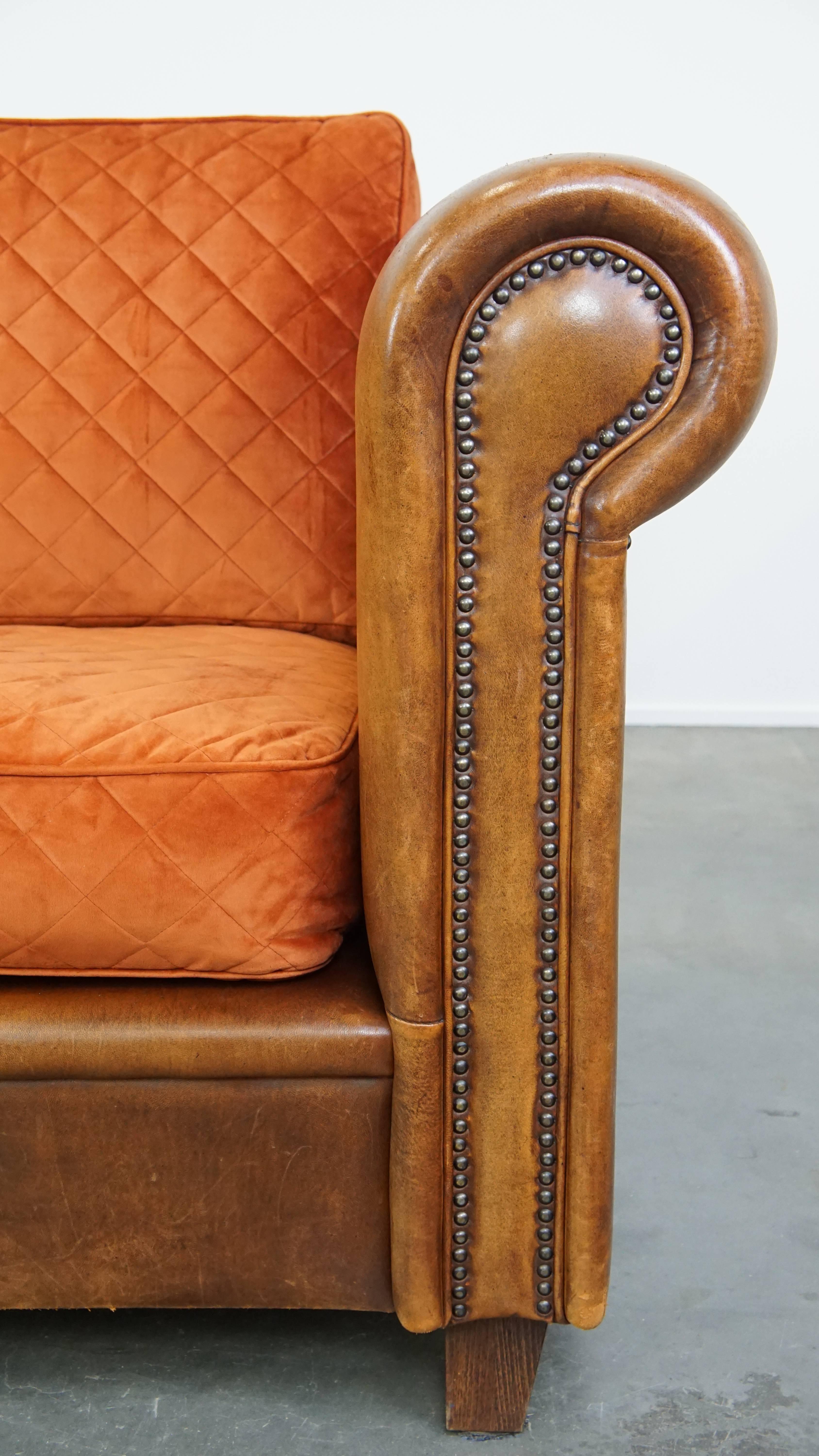 Luxurious 2.5-seater sheepskin sofa of top quality with orange fabric cushions For Sale 4