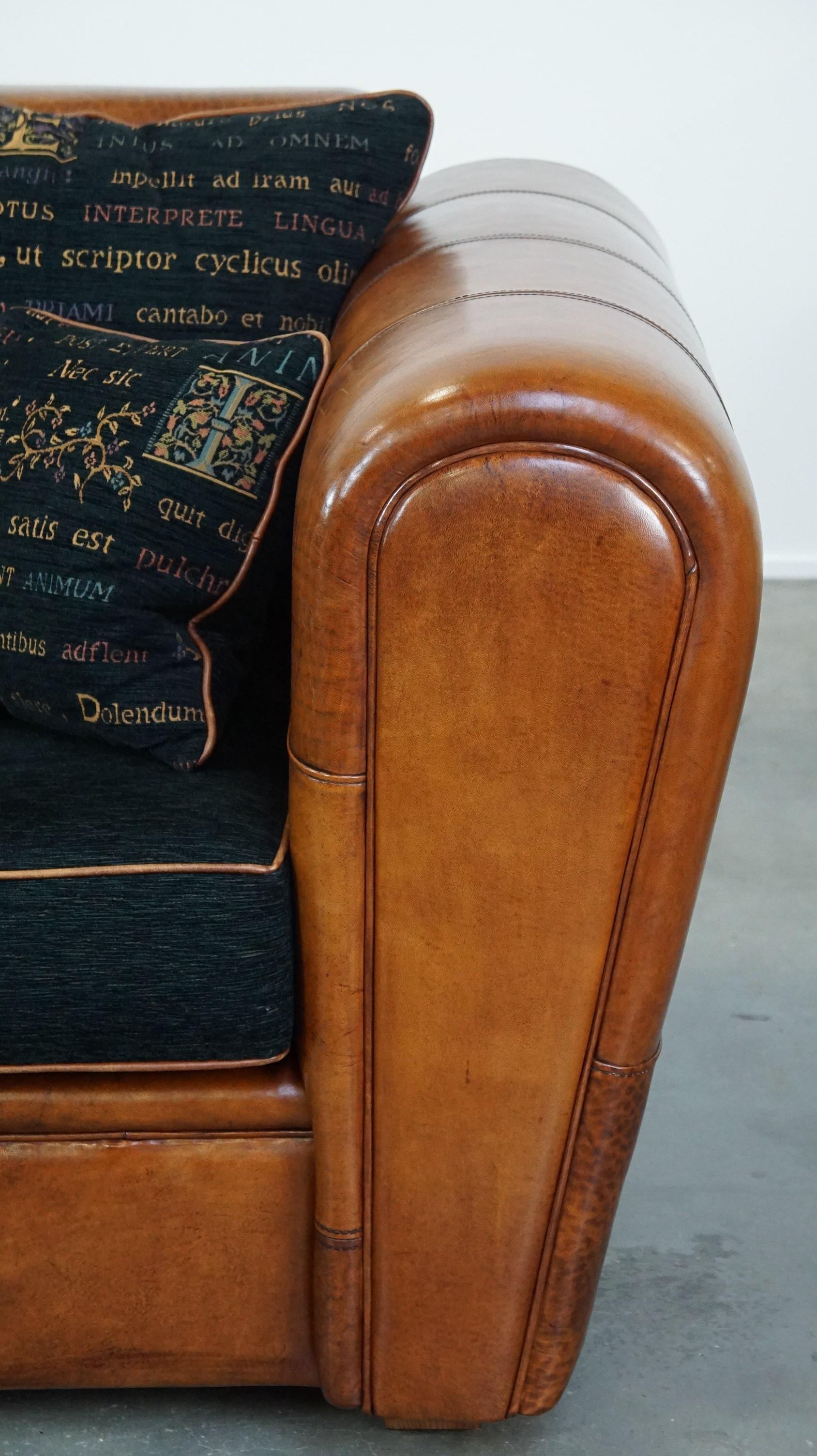 Zu versteigern ist dieses luxuriöse, gemütliche und bequeme, geräumige 2,5-sitzige Designer-Schafsfell-Sofa von Spitzenqualität mit Stoffkissen.

Dieses prächtige Schafsfellsofa ist nicht nur eine Augenweide, sondern bietet dank seiner abnehmbaren