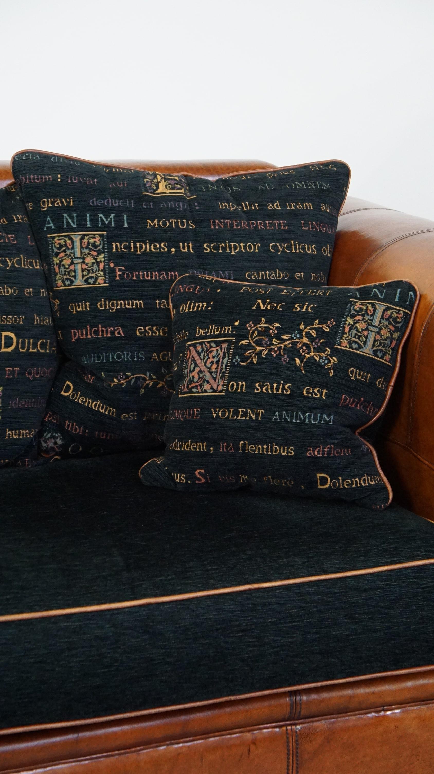 Luxuriöses 2,5-sitziges Designersofa aus hochwertigem Schafsleder mit Stoffkissen (Handgefertigt) im Angebot