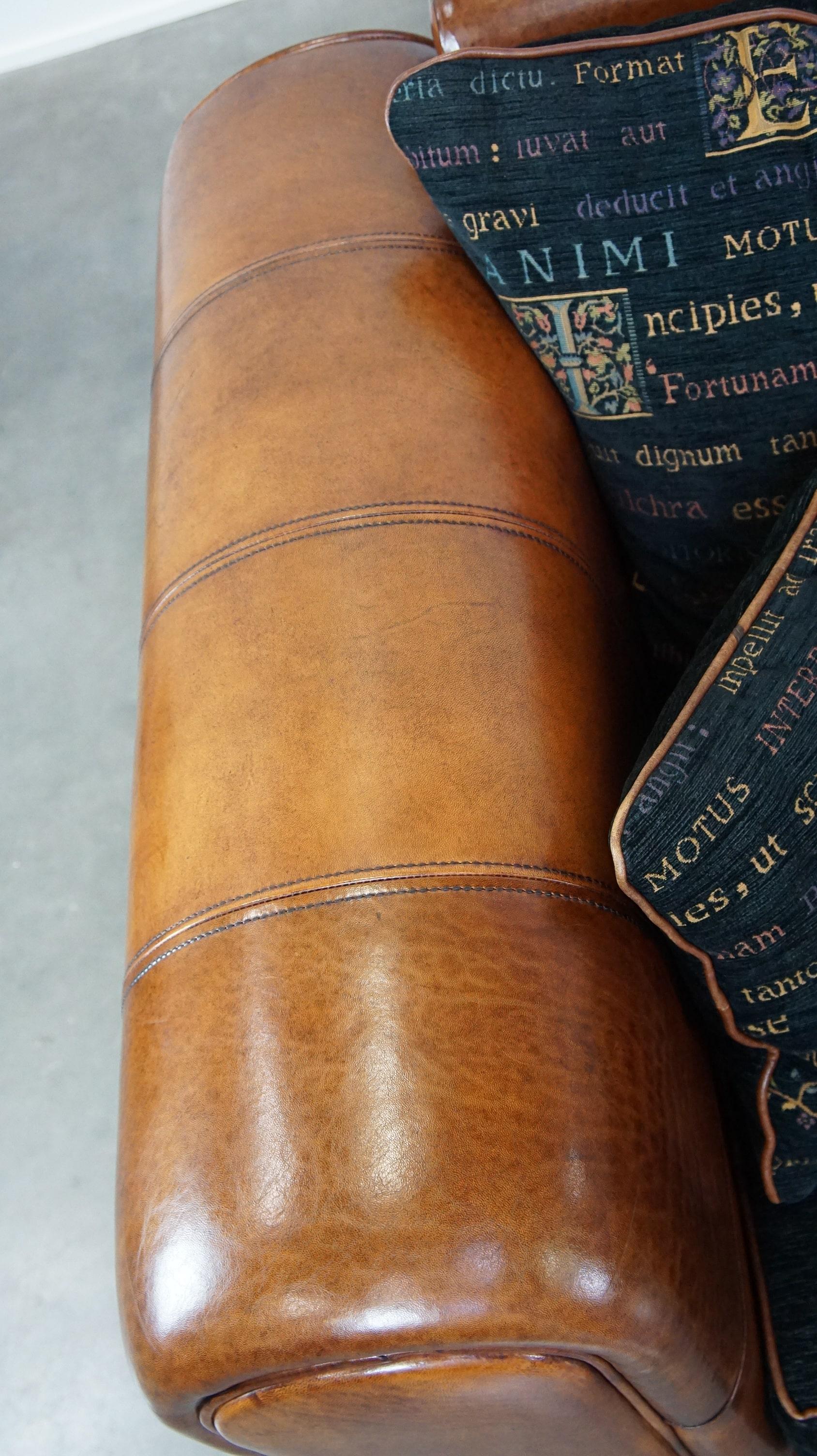 Luxuriöses 2,5-sitziges Designersofa aus hochwertigem Schafsleder mit Stoffkissen im Zustand „Gut“ im Angebot in Harderwijk, NL