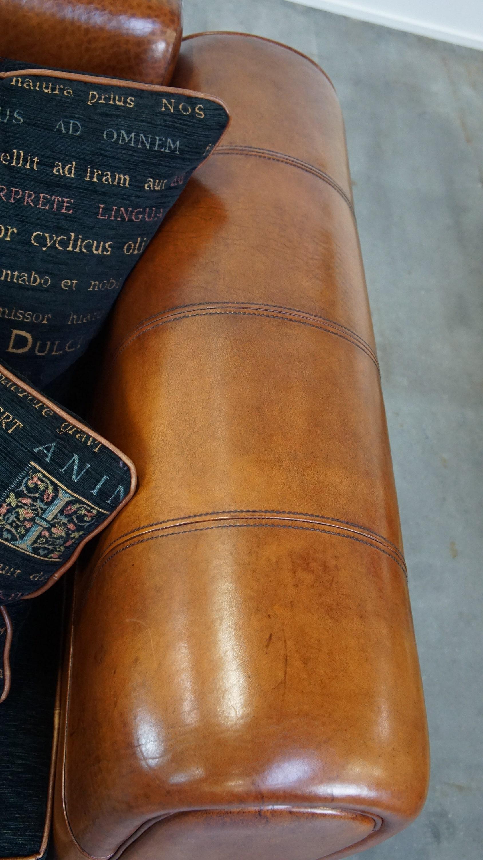 Luxuriöses 2,5-sitziges Designersofa aus hochwertigem Schafsleder mit Stoffkissen (21. Jahrhundert und zeitgenössisch) im Angebot