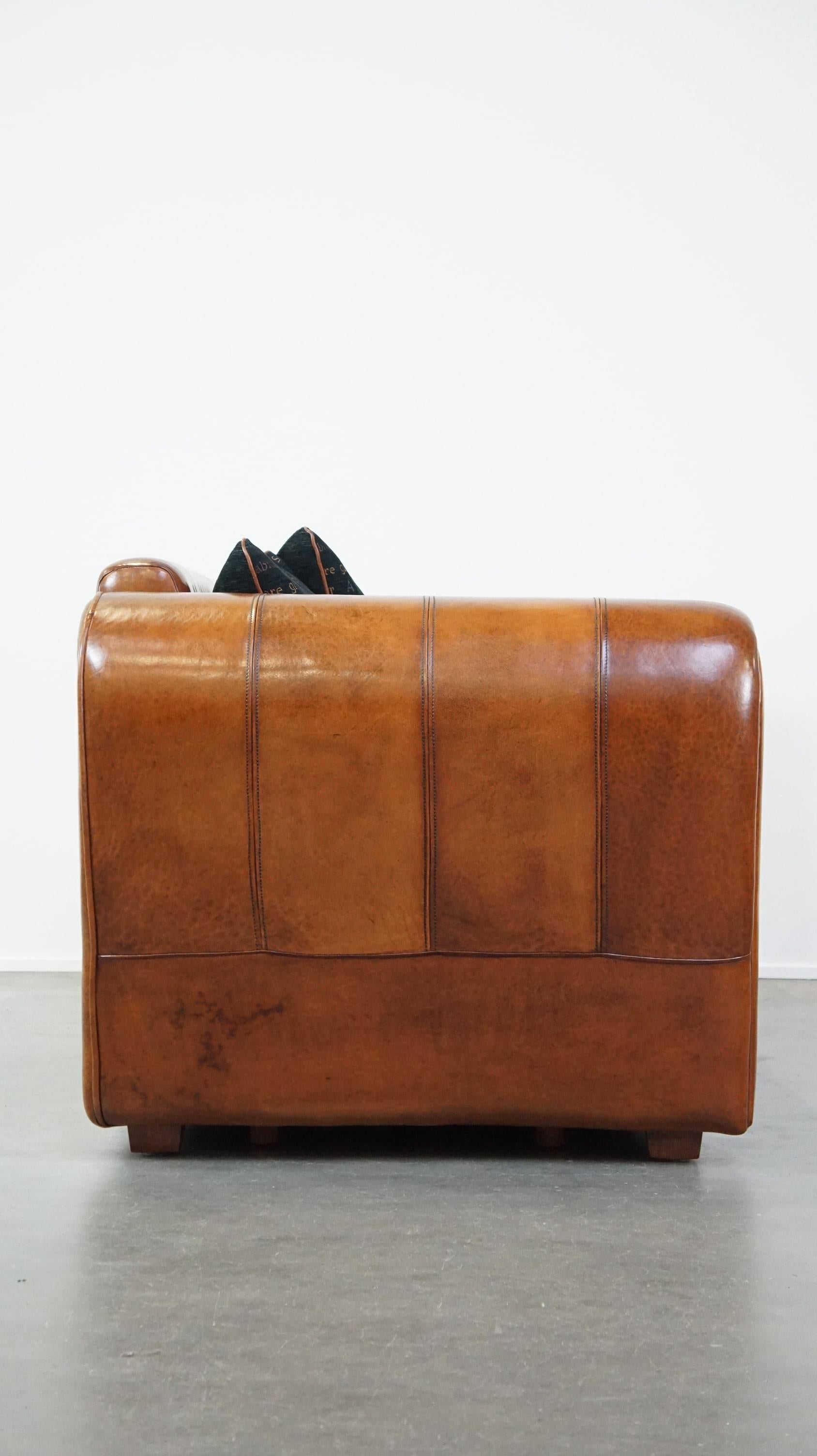 Luxuriöses 2,5-sitziges Designersofa aus hochwertigem Schafsleder mit Stoffkissen (Leder) im Angebot