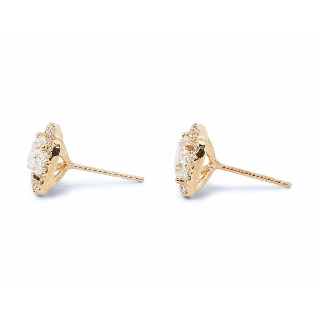 Luxuriöse 2,57 ct Cushion Cut Diamant Halo Ohrringe in 18k Gelbgold - IGI zertifiziert

Diese diamantenen Halo-Ohrringe sind ein Meisterwerk des feinen Schmuckdesigns, gefasst in luxuriösem 18k Gelbgold. Das Herzstück jedes Ohrrings ist ein großer