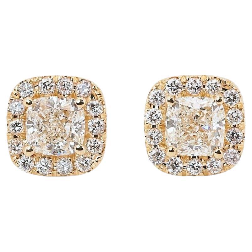 Luxuriöse 2,57 ct Cushion Cut Diamant Halo Ohrringe in 18k Gelbgold - IGI im Angebot