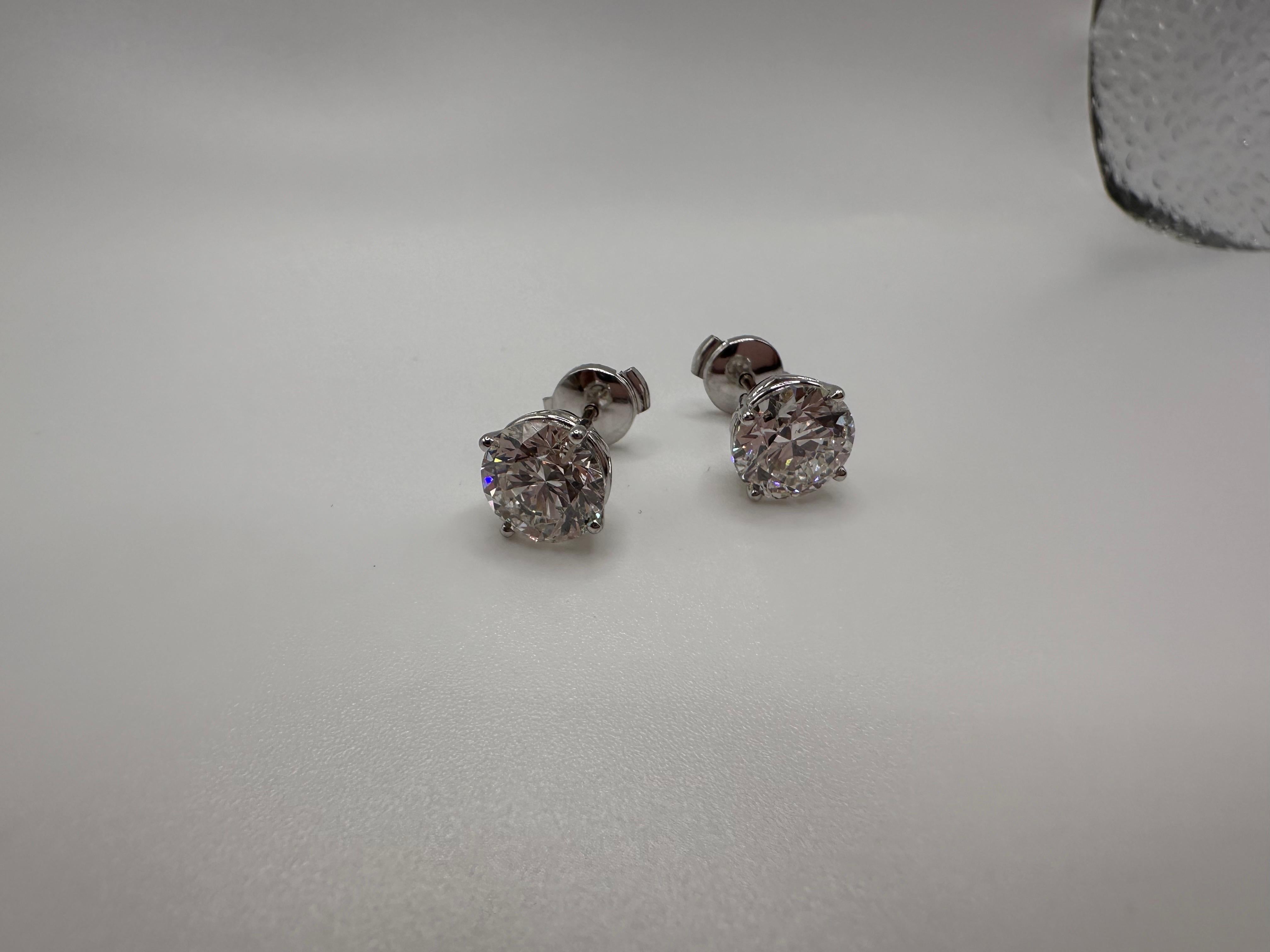 Lussuose borchie in oro bianco 18 carati con una chiusura incredibile, si chiamano  chiusura a scatto in cui non puoi perdere gli orecchini, hanno una cerniera da due lati che impedisce loro di aprirsi, molto comoda soprattutto se vuoi la sicurezza