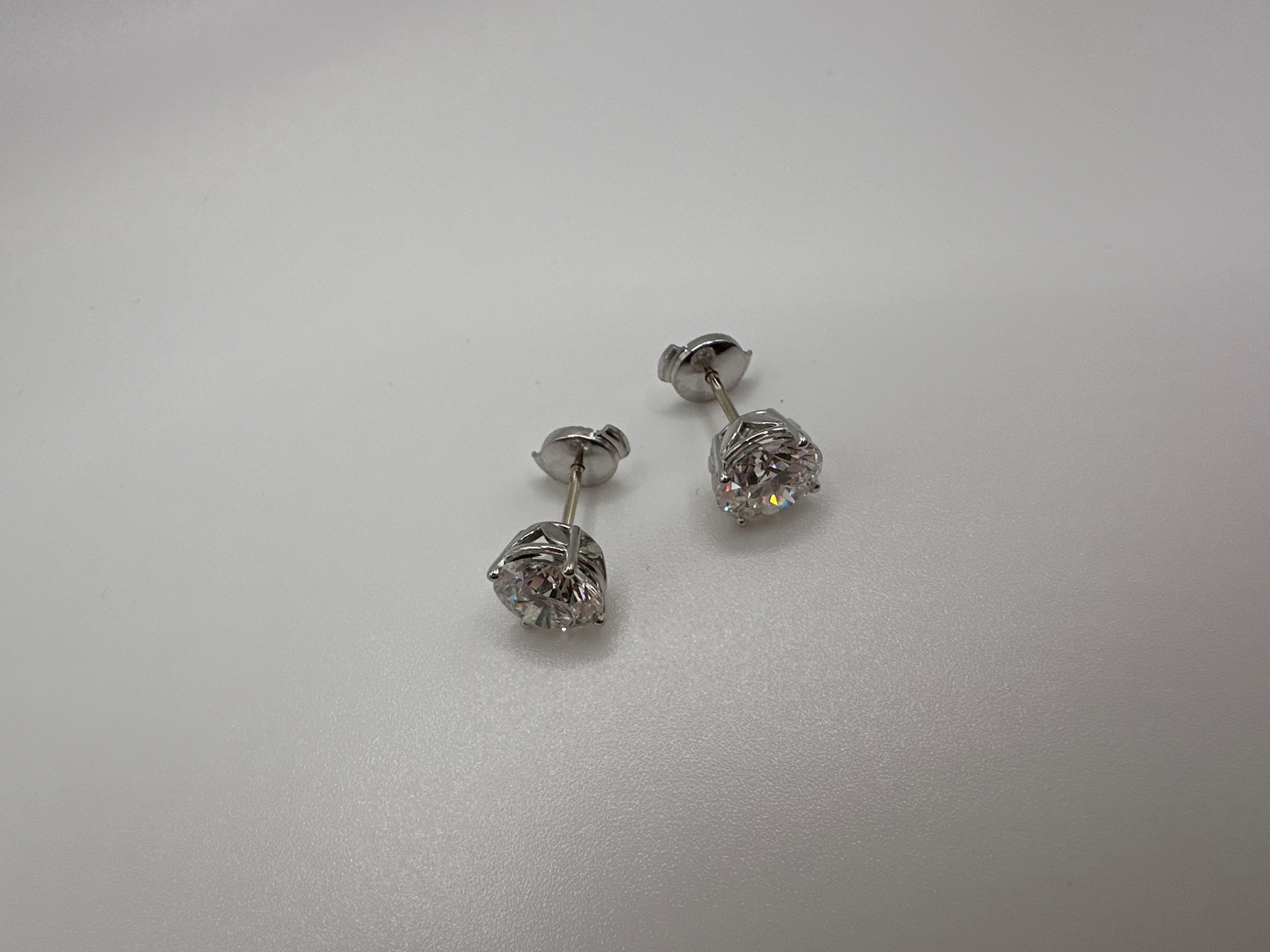 Lussuose borchie da 2 carati in oro bianco 18KT Chiusura a scatto per sicurezza in vendita 2