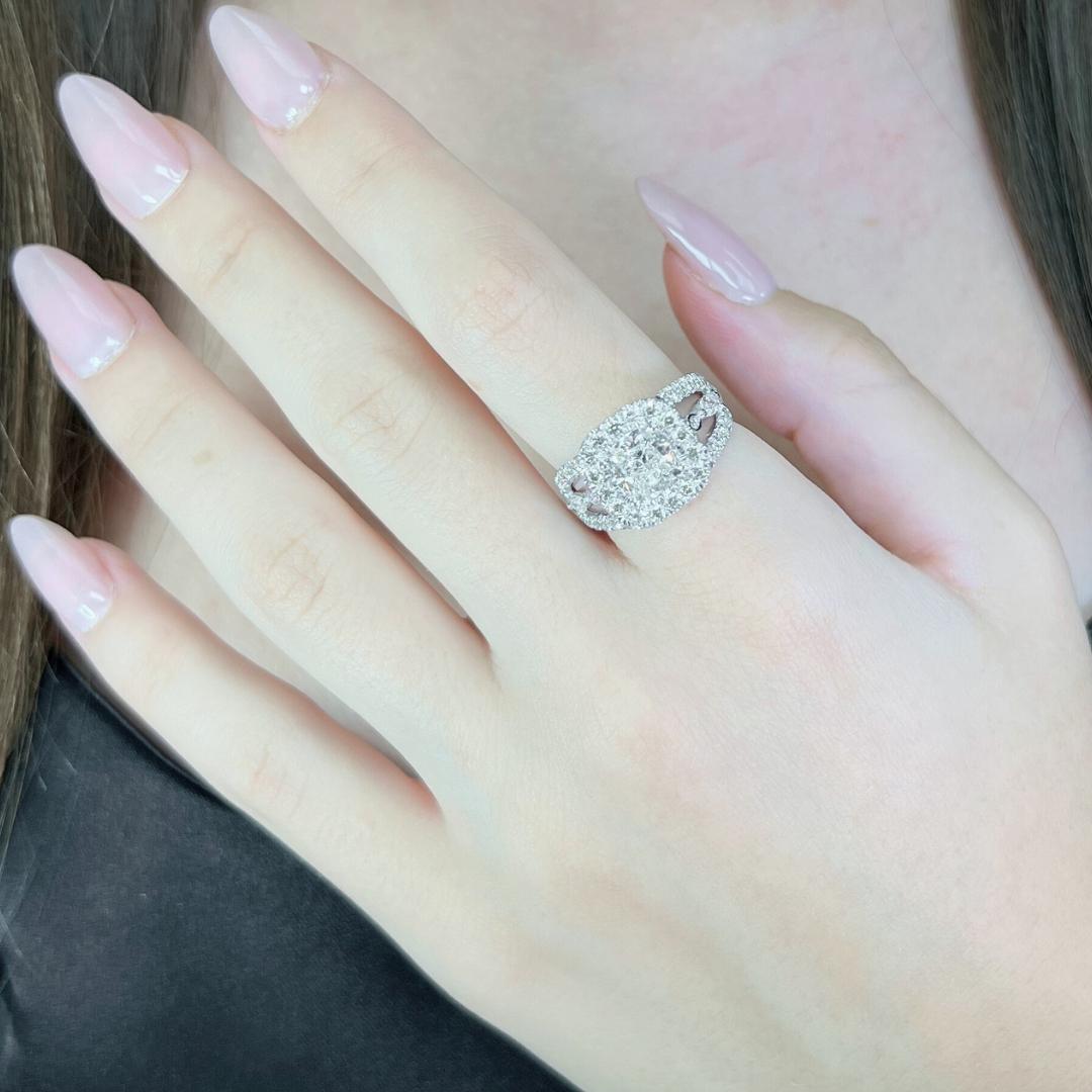 Luxueuse bague halo en or blanc 18 carats de 3,45 ct de diamants - certifiée IGI

Cette exceptionnelle bague en or blanc 18 carats met en valeur un époustouflant diamant taille coussin de 2,02 ct pour une pureté remarquable. Deux diamants taille