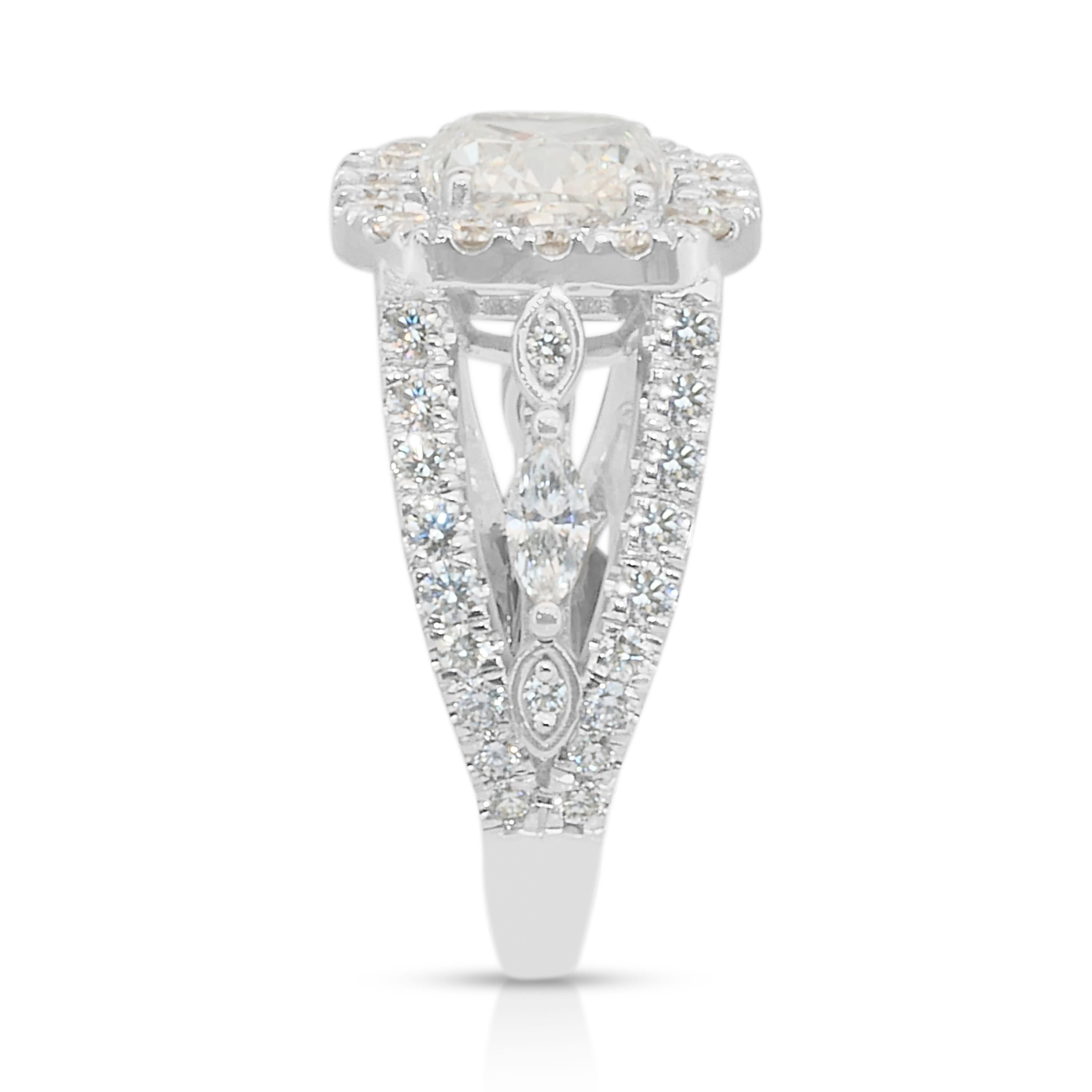 Luxueuse bague halo en or blanc 18 carats de 3,45 ct de diamants - certifiée IGI en vente 2