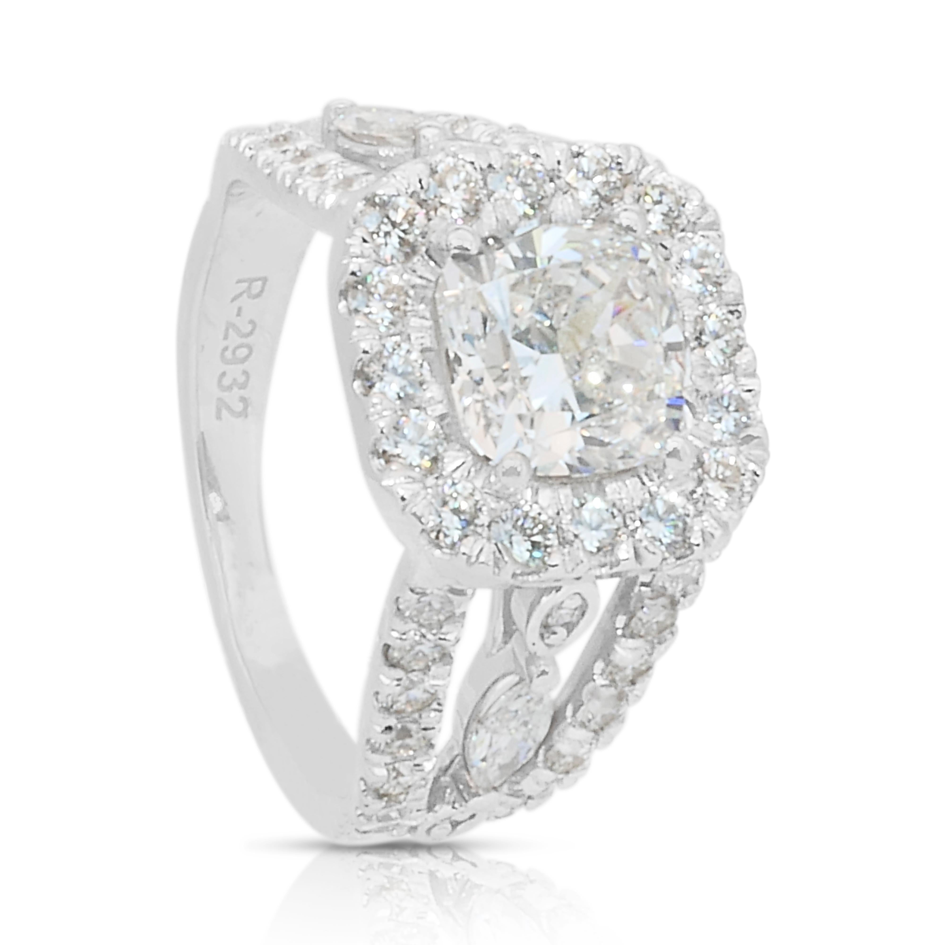 Luxueuse bague halo en or blanc 18 carats de 3,45 ct de diamants - certifiée IGI en vente 3