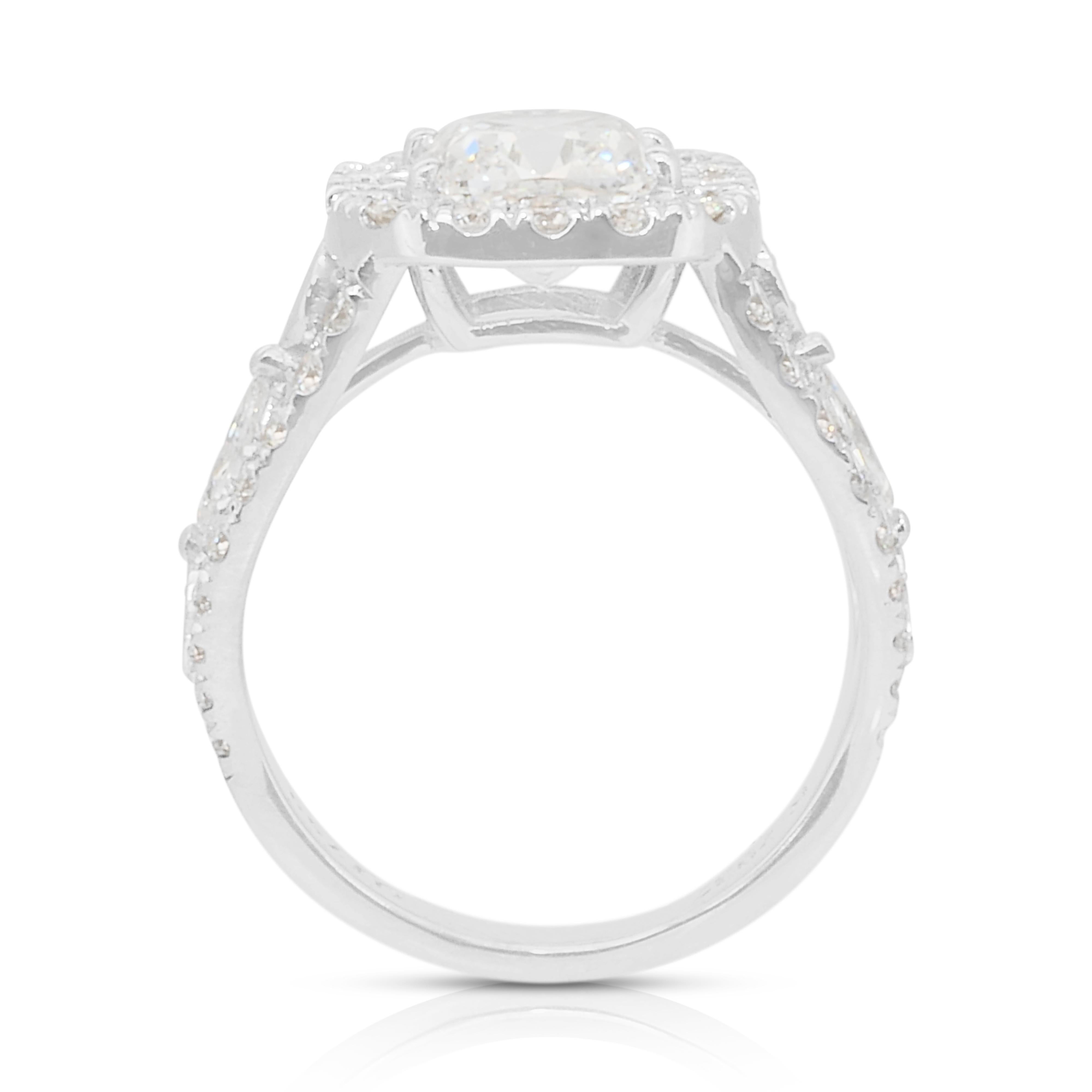Luxueuse bague halo en or blanc 18 carats de 3,45 ct de diamants - certifiée IGI en vente 4