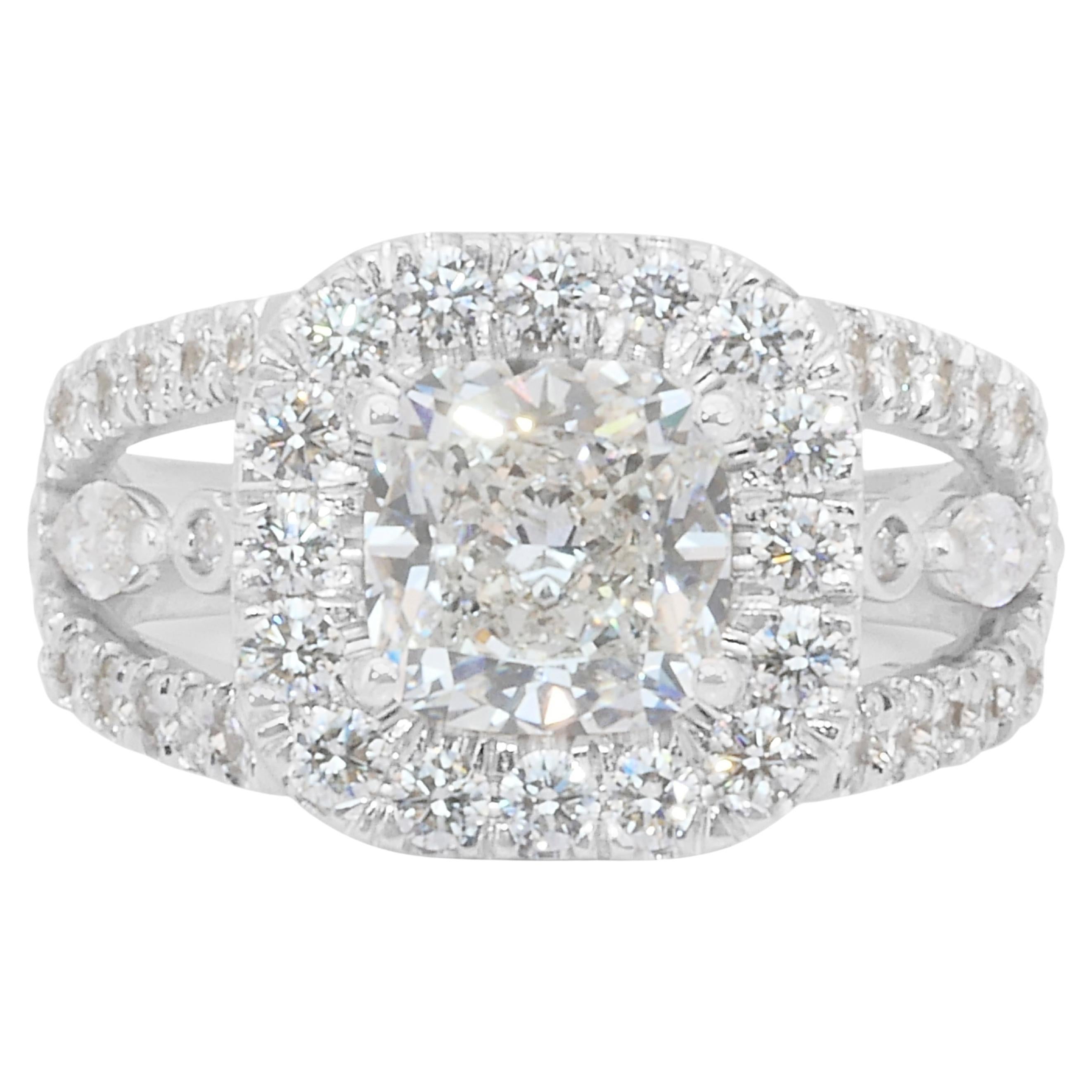 Luxueuse bague halo en or blanc 18 carats de 3,45 ct de diamants - certifiée IGI en vente