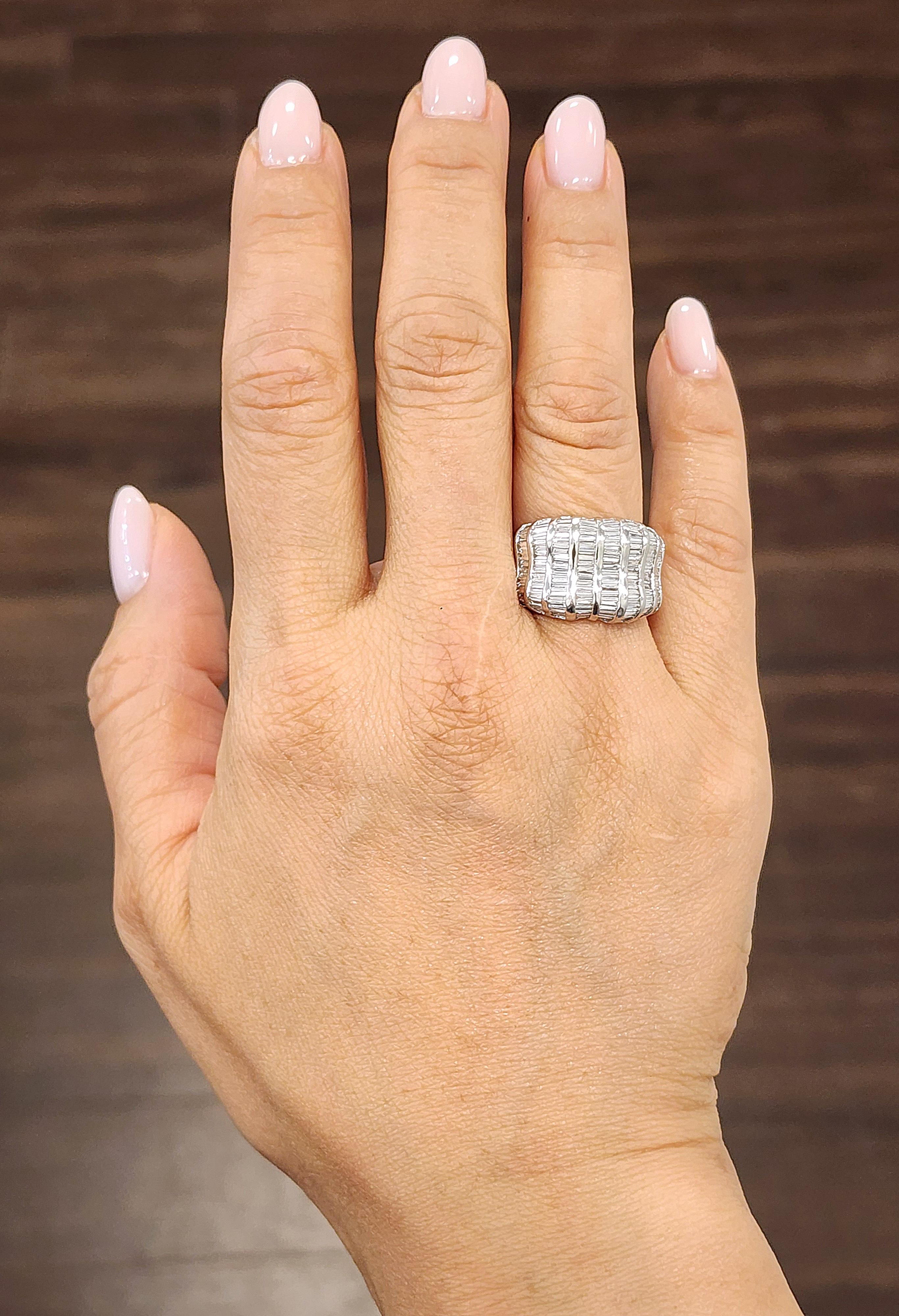 Dieser exquisite Ring ist ein atemberaubendes Schmuckstück mit einem 3,48 Karat schweren Diamanten im Baguetteschliff, der in 18 Karat Weißgold gefasst ist. Die Diamanten haben einen Reinheitsgrad von VS1/VS2 und einen Farbgrad von G/H und werden
