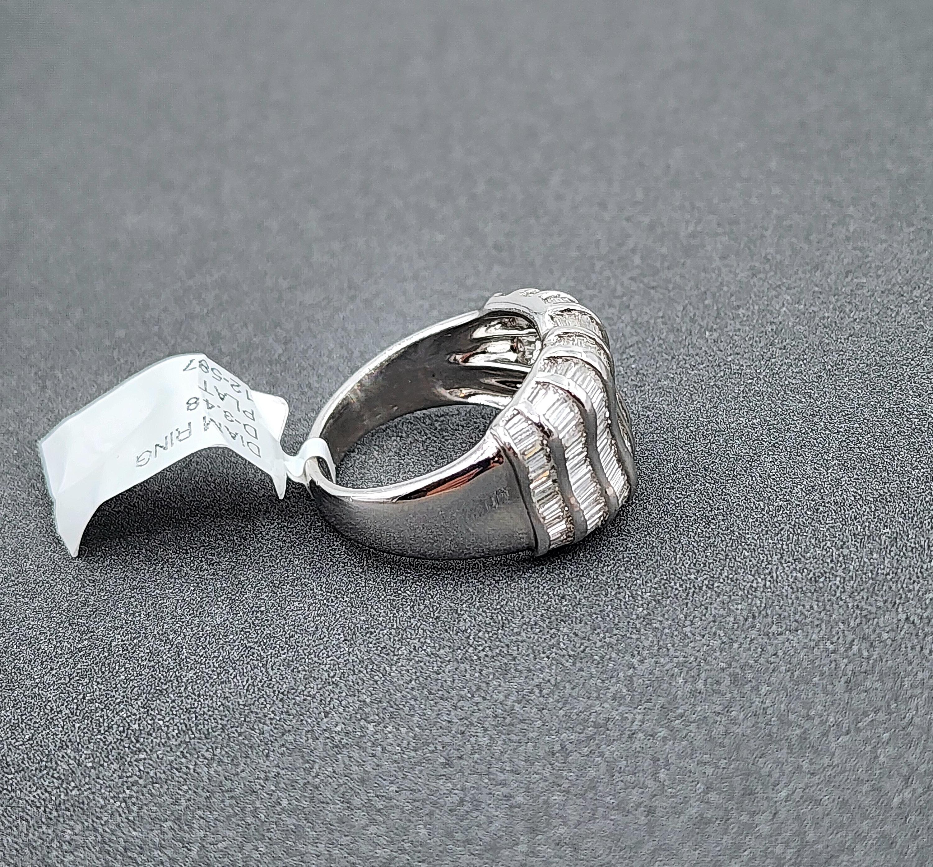 3,48 Karat Diamantring für Damen oder Herren im Angebot