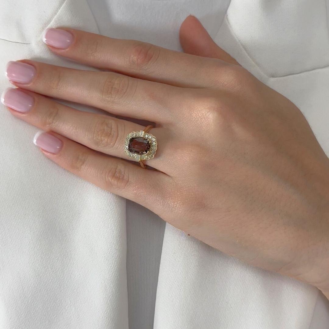 Luxueuse bague en or jaune 14k de 3,53ct de grenat et diamants - Certifiée GIA

Découvrez la magie d'un grenat de 3,12 carats taillé en coussin, dont la couleur change, passant d'un brun orangé envoûtant à un rose délicat sous différents éclairages.