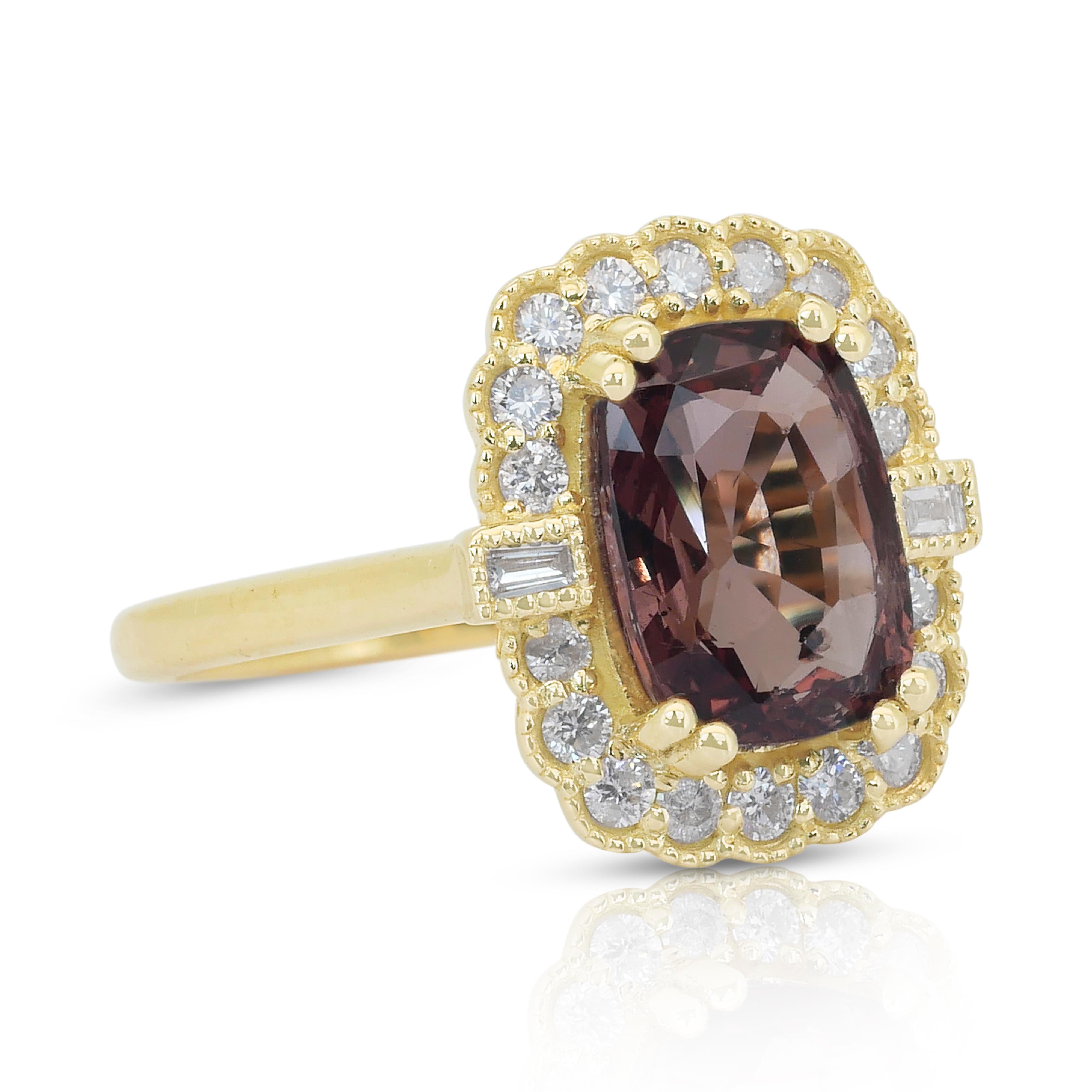 Taille coussin Luxueuse bague grappe de grenats et de diamants 3,53 carats en or jaune 14 carats - GIA en vente