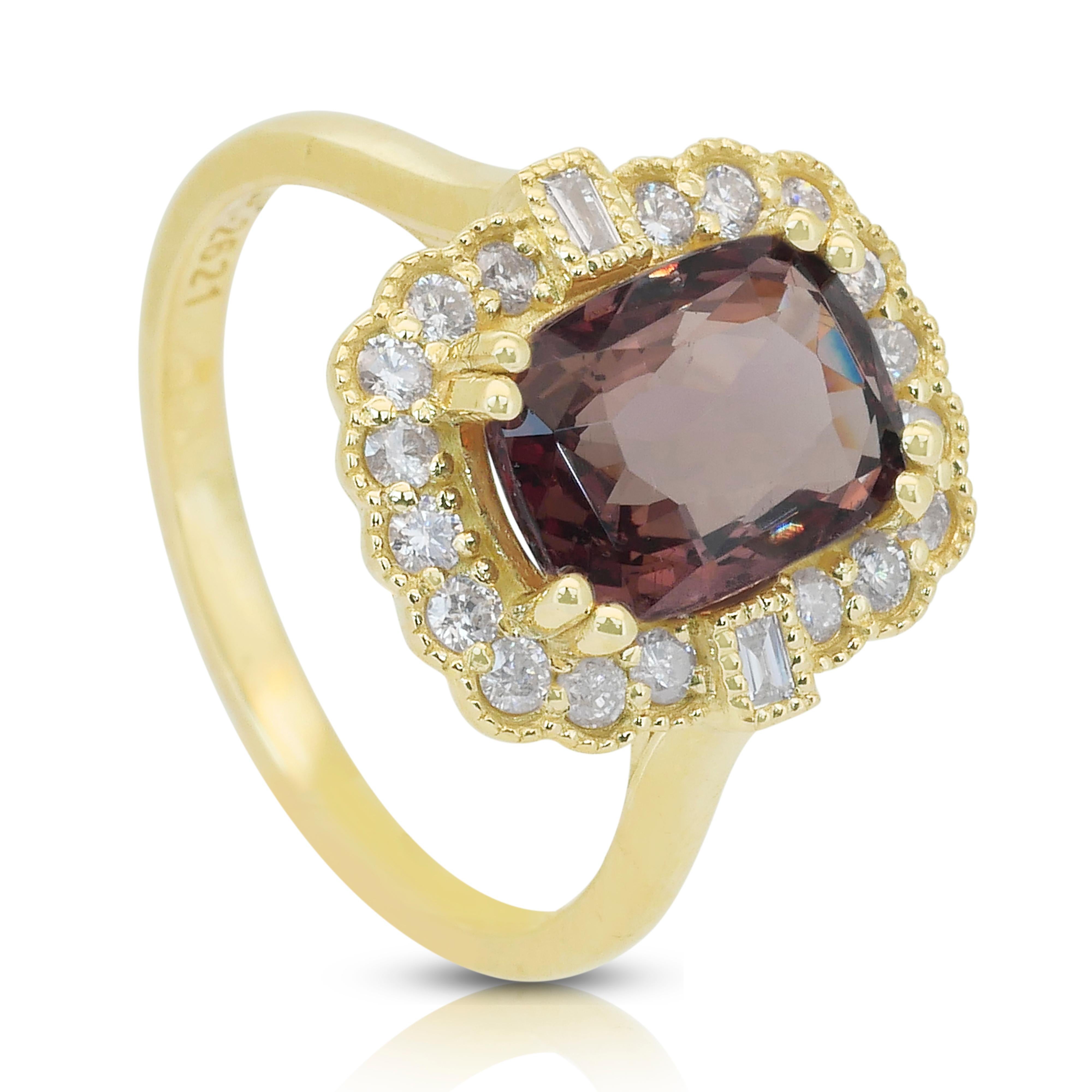 Luxueuse bague grappe de grenats et de diamants 3,53 carats en or jaune 14 carats - GIA en vente 3
