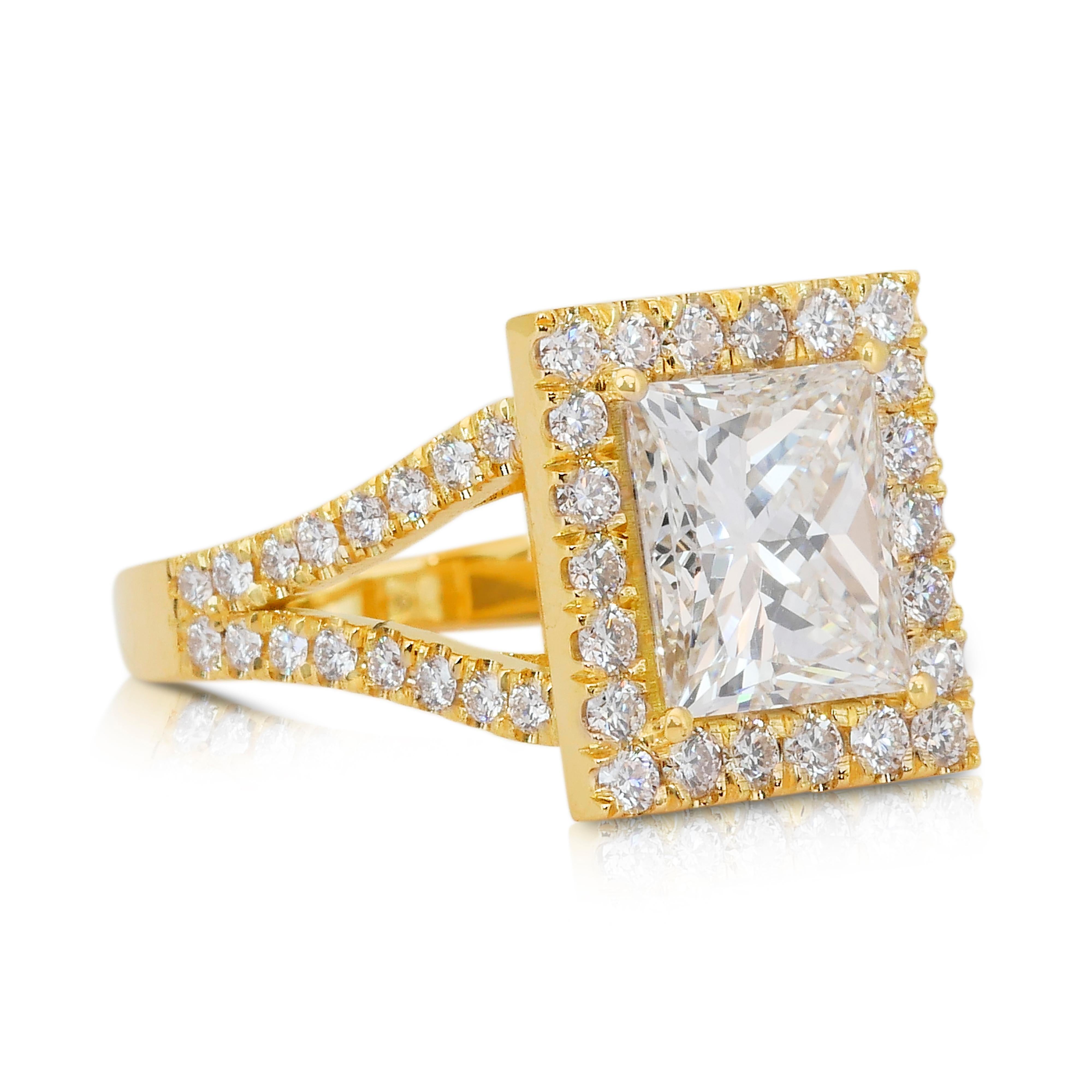 Luxurious 4.04ct Diamonds Halo Ring in 18k Yellow Gold - IGI Certified Corte princesa en venta