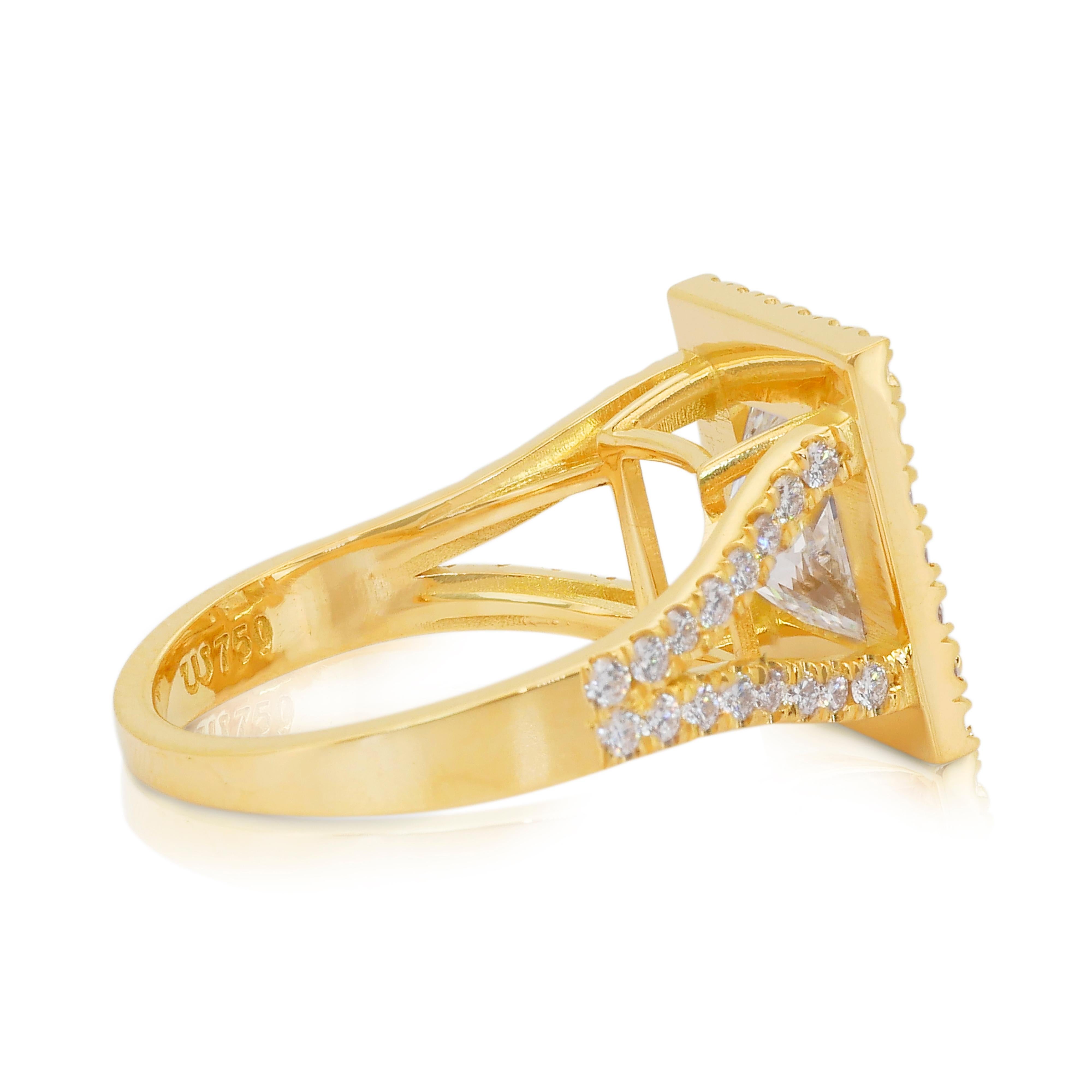 Luxurious 4.04ct Diamonds Halo Ring in 18k Yellow Gold - IGI Certified en Nuevo estado para la venta en רמת גן, IL