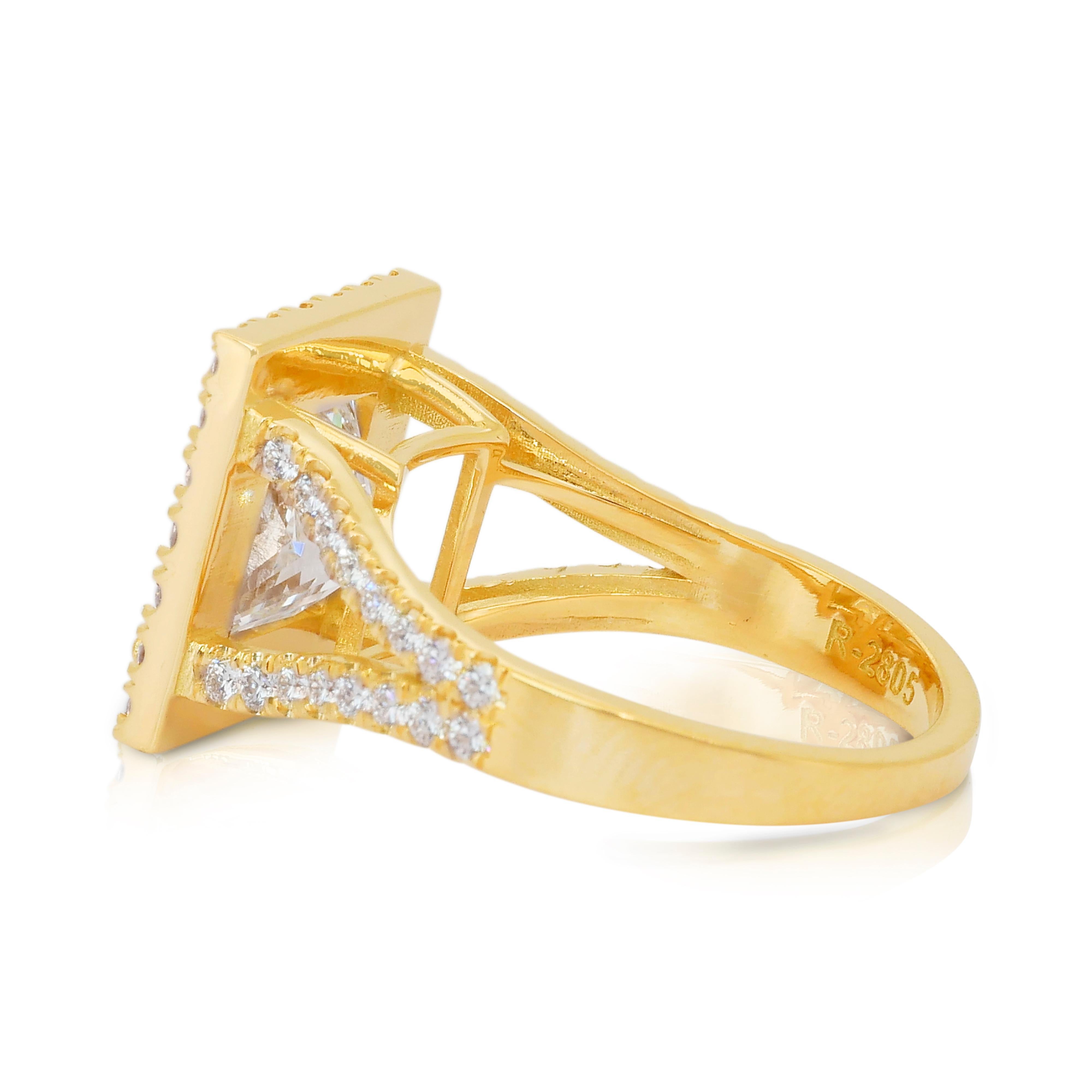 De las mujeres Luxurious 4.04ct Diamonds Halo Ring in 18k Yellow Gold - IGI Certified en venta