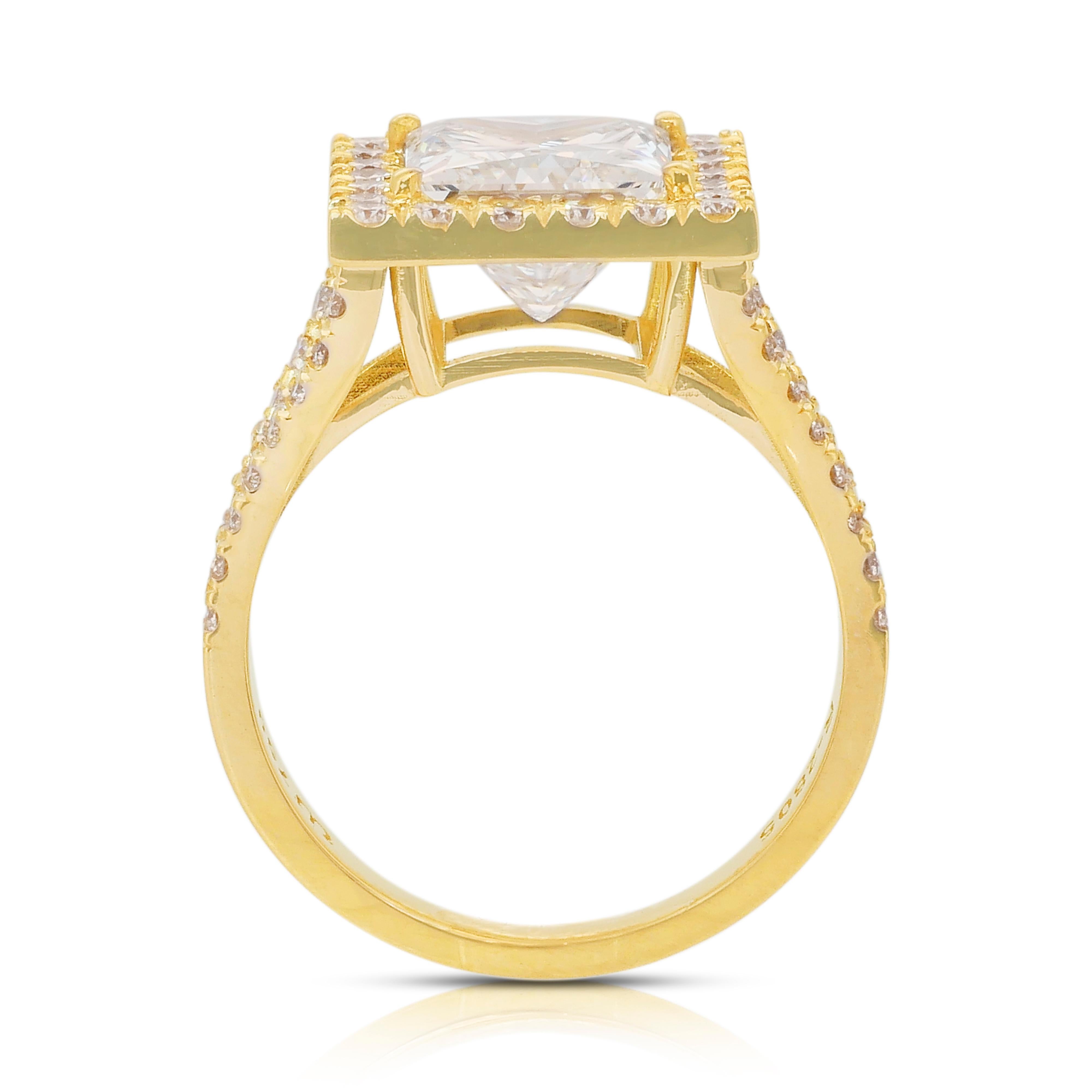 Luxurious 4.04ct Diamonds Halo Ring in 18k Yellow Gold - IGI Certified en venta 2