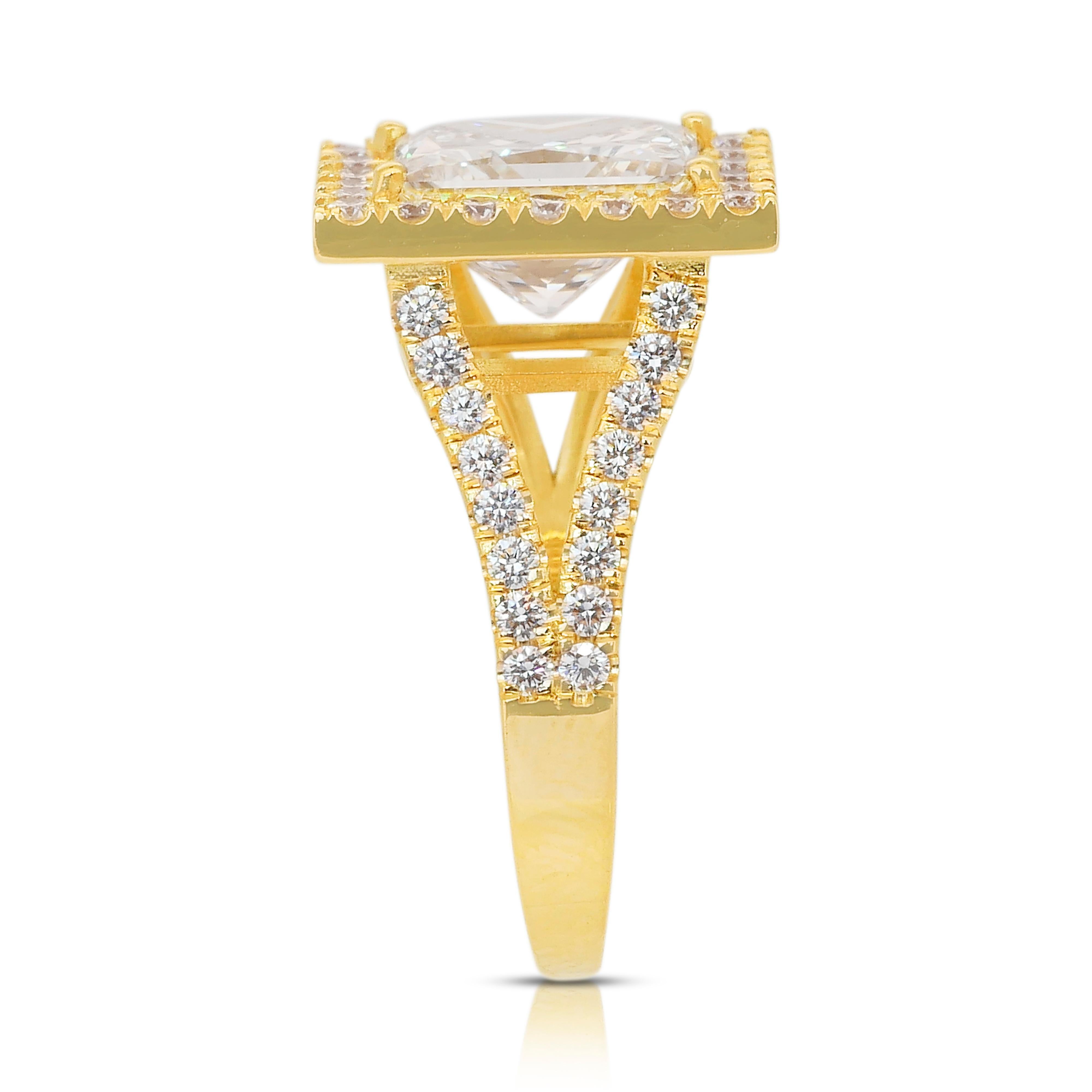 Luxurious 4.04ct Diamonds Halo Ring in 18k Yellow Gold - IGI Certified en venta 3