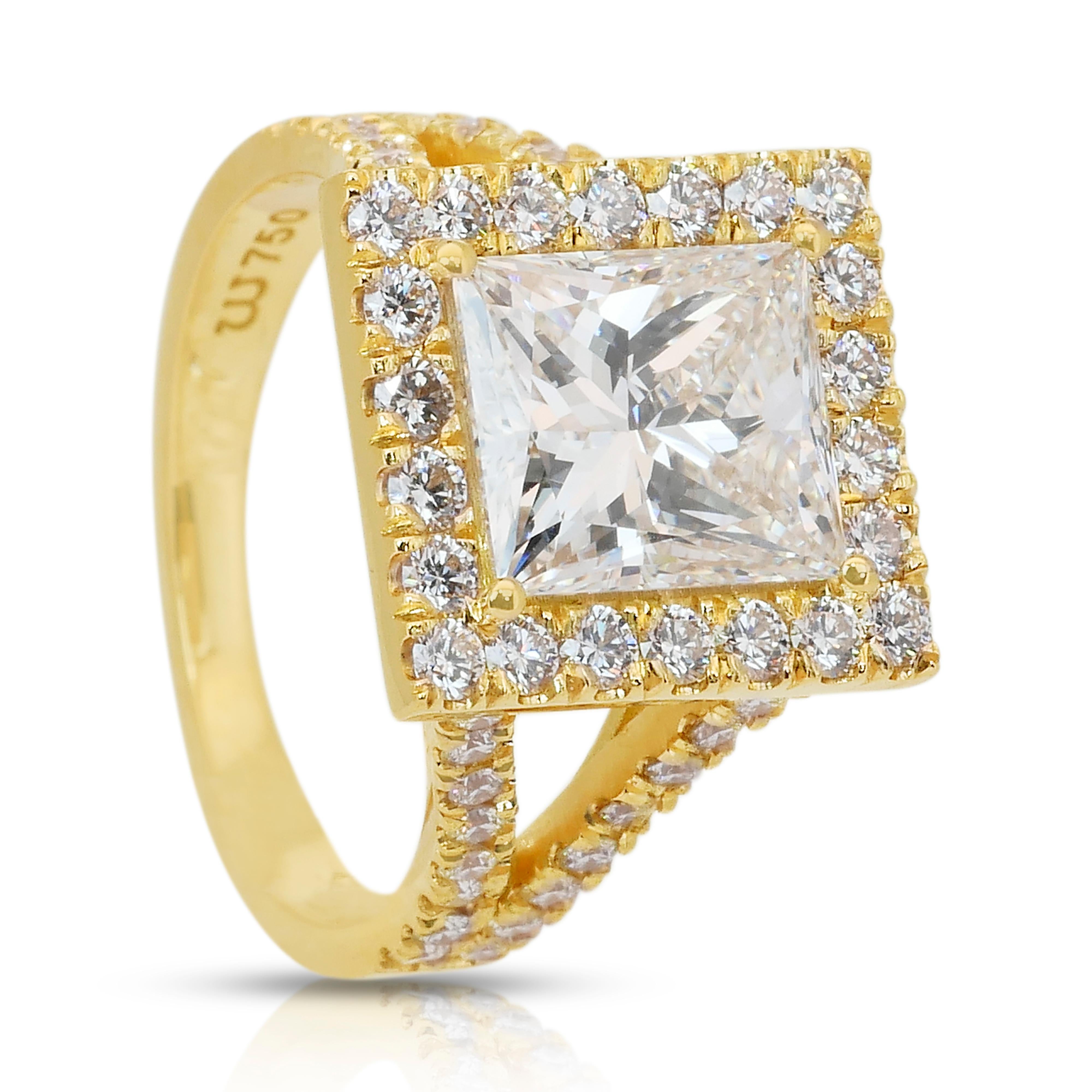 Luxurious 4.04ct Diamonds Halo Ring in 18k Yellow Gold - IGI Certified en venta 4