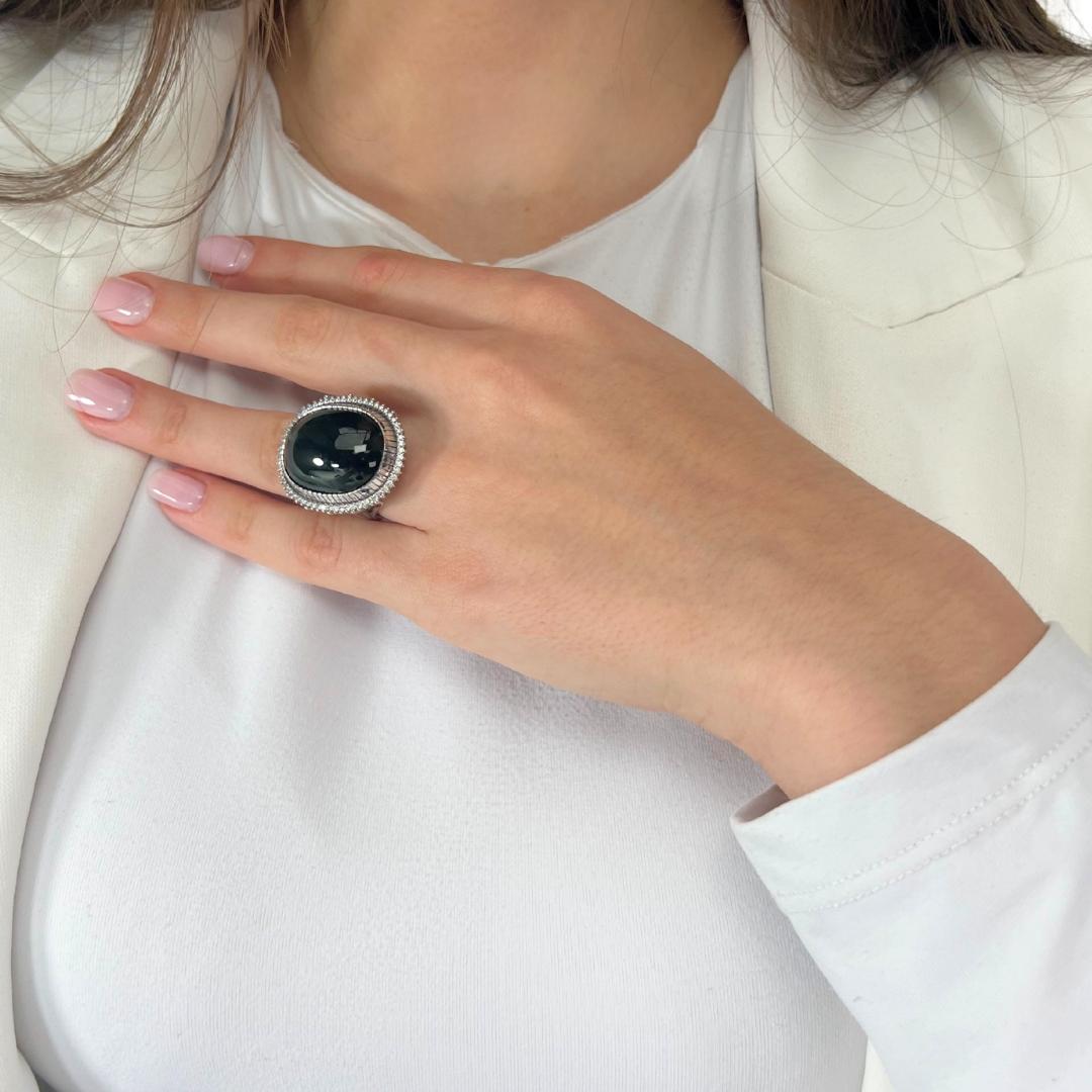 Luxuriöser 43,51ct Turmalin und Diamanten Halo-Cocktailring in 18k Weißgold - GIA zertifiziert

Setzen Sie ein unvergessliches Zeichen mit diesem außergewöhnlichen Turmalin im Kissenschliff von 43,15 Karat, der in einem bezaubernden Blaugrün