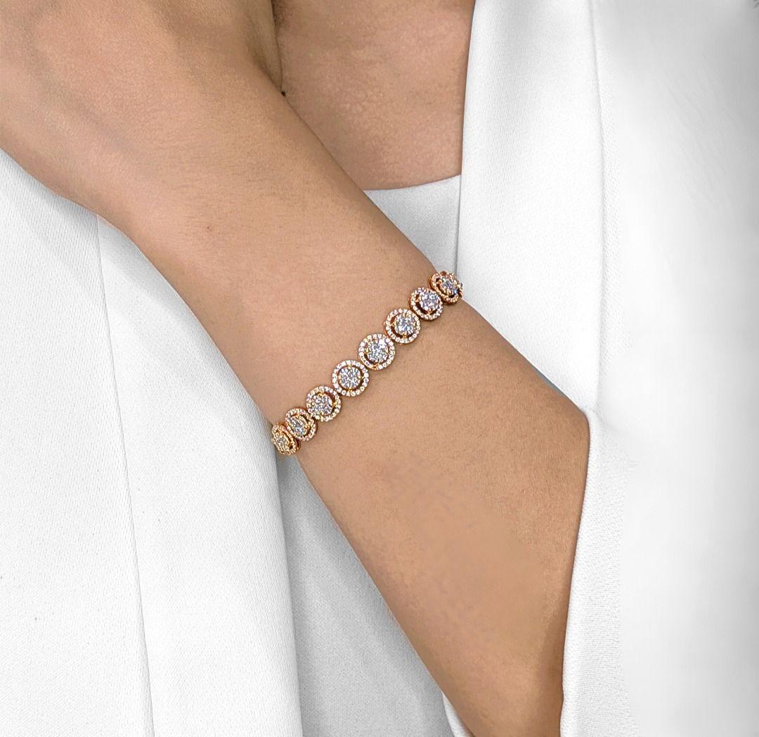 Date un capricho de pura sofisticación con esta lujosa pulsera, magistralmente elaborada en cálido oro rosa de 18 quilates y adornada con unos impresionantes 4,59 quilates de diamantes naturales. Un deslumbrante conjunto de 340 diamantes brillantes