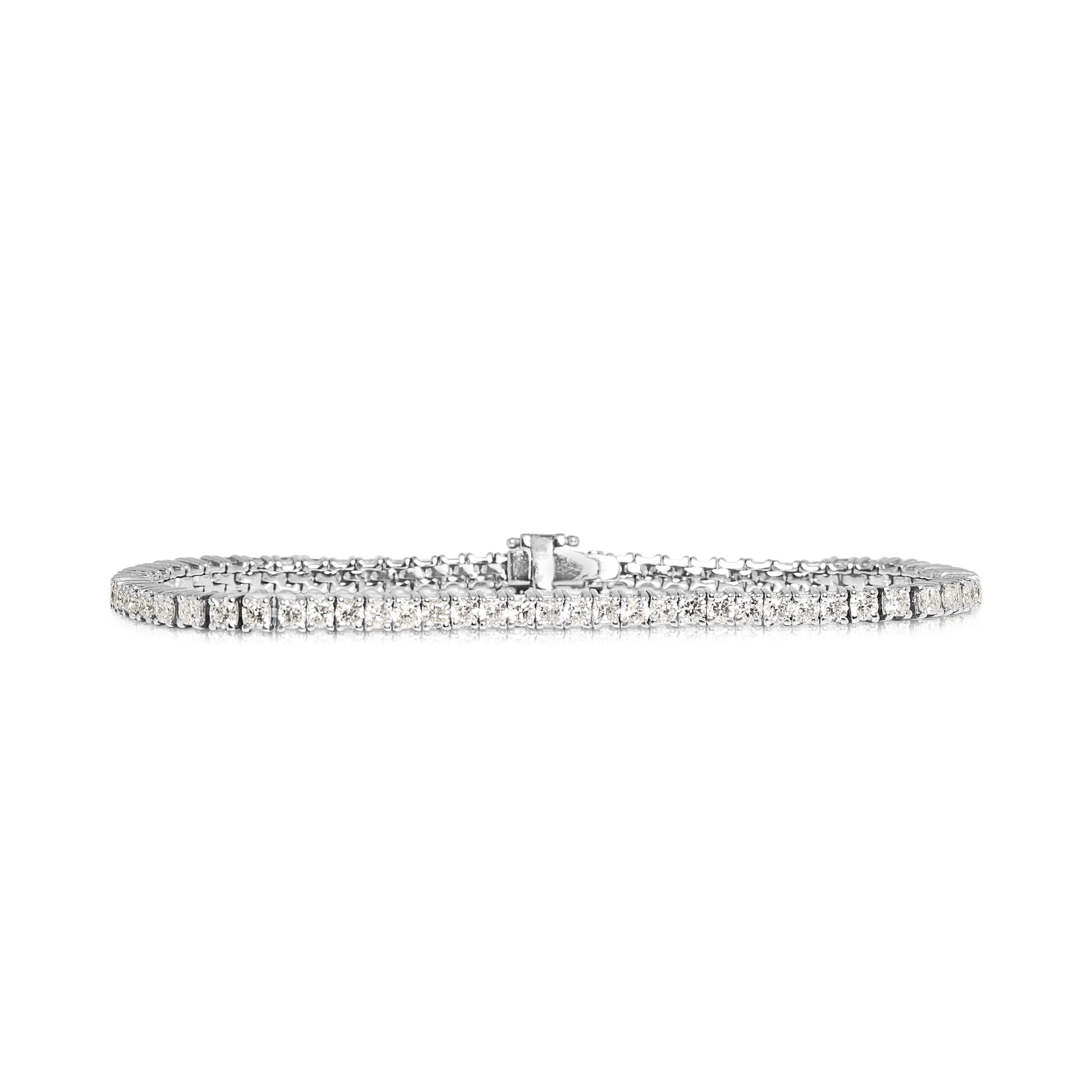 Luxuriöses Armband aus 18 Karat Weißgold mit 4,96 Karat Diamanten (Kissenschliff) im Angebot