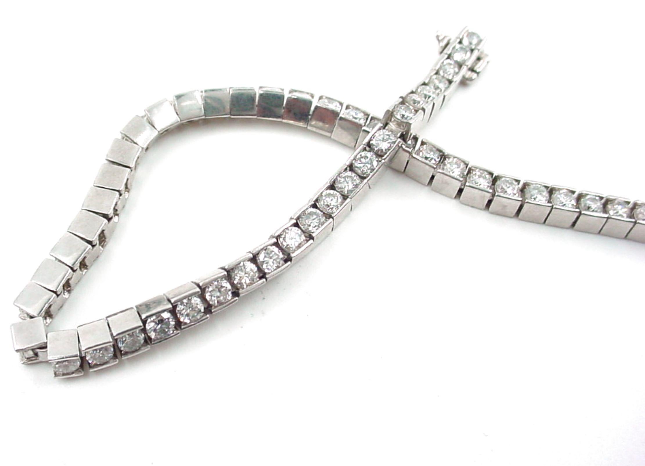 Women's or Men's Luxurious 5.00 Ct. Natural Diamond Platinum Straight Line Tennis Bracelet For Sale