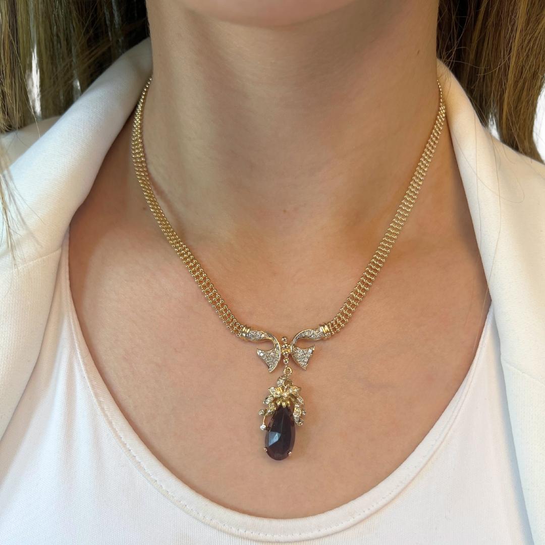 Luxurious 5.60ct Garnet and Diamonds Necklace with Pendant in 18k Yellow Gold - IGI Certified

Elevate your jewelry collection with this breathtaking 18k yellow gold necklace, featuring a striking 5.00ct pear-shaped garnet in a mesmerizing