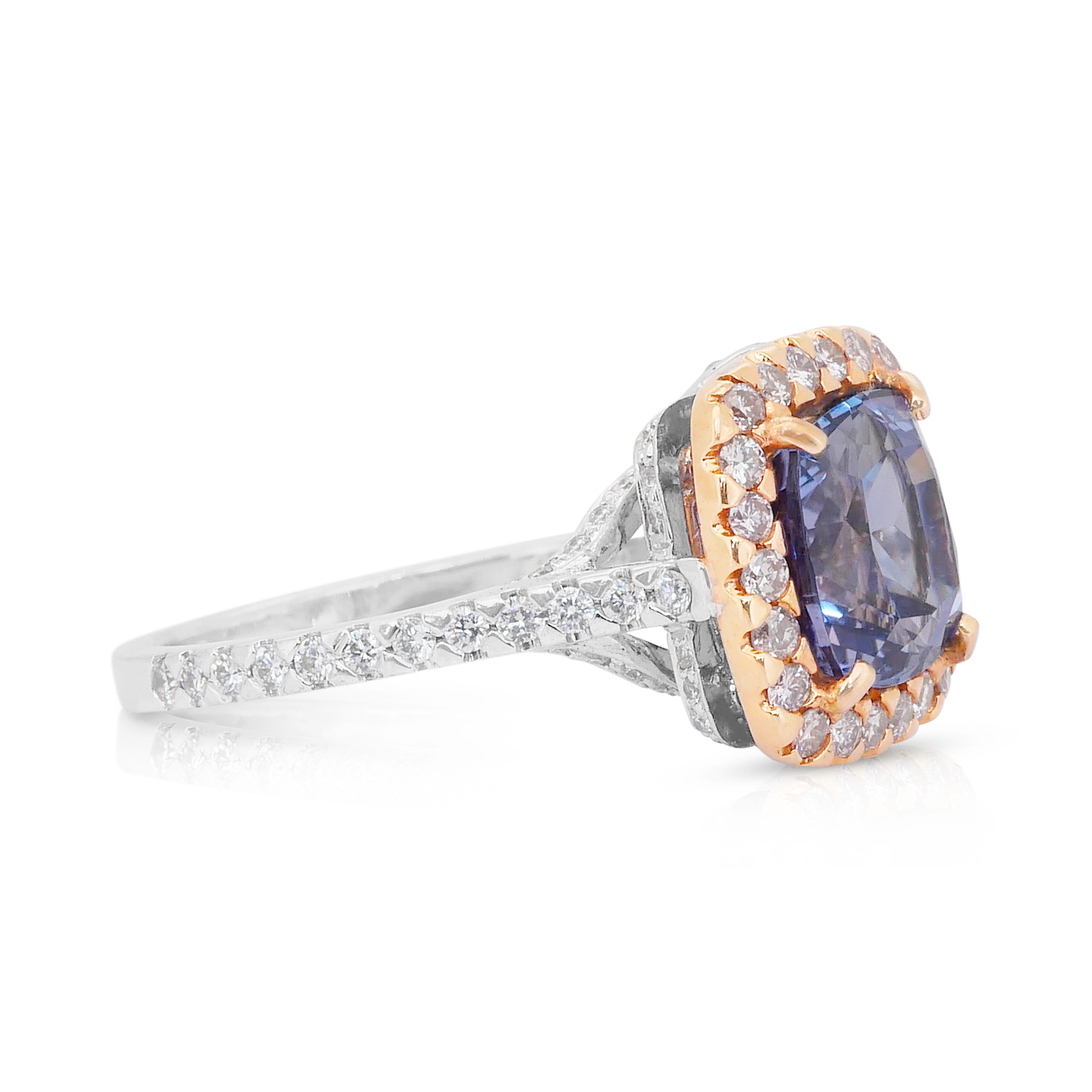 Lujoso anillo de racimo de tanzanita y diamantes de 5,94 ct en oro blanco y rosa de 18k - Certificado IGI

Este anillo de oro blanco y rosa de 18 quilates, una vibrante celebración del color y la artesanía, exhibe una asombrosa tanzanita talla cojín