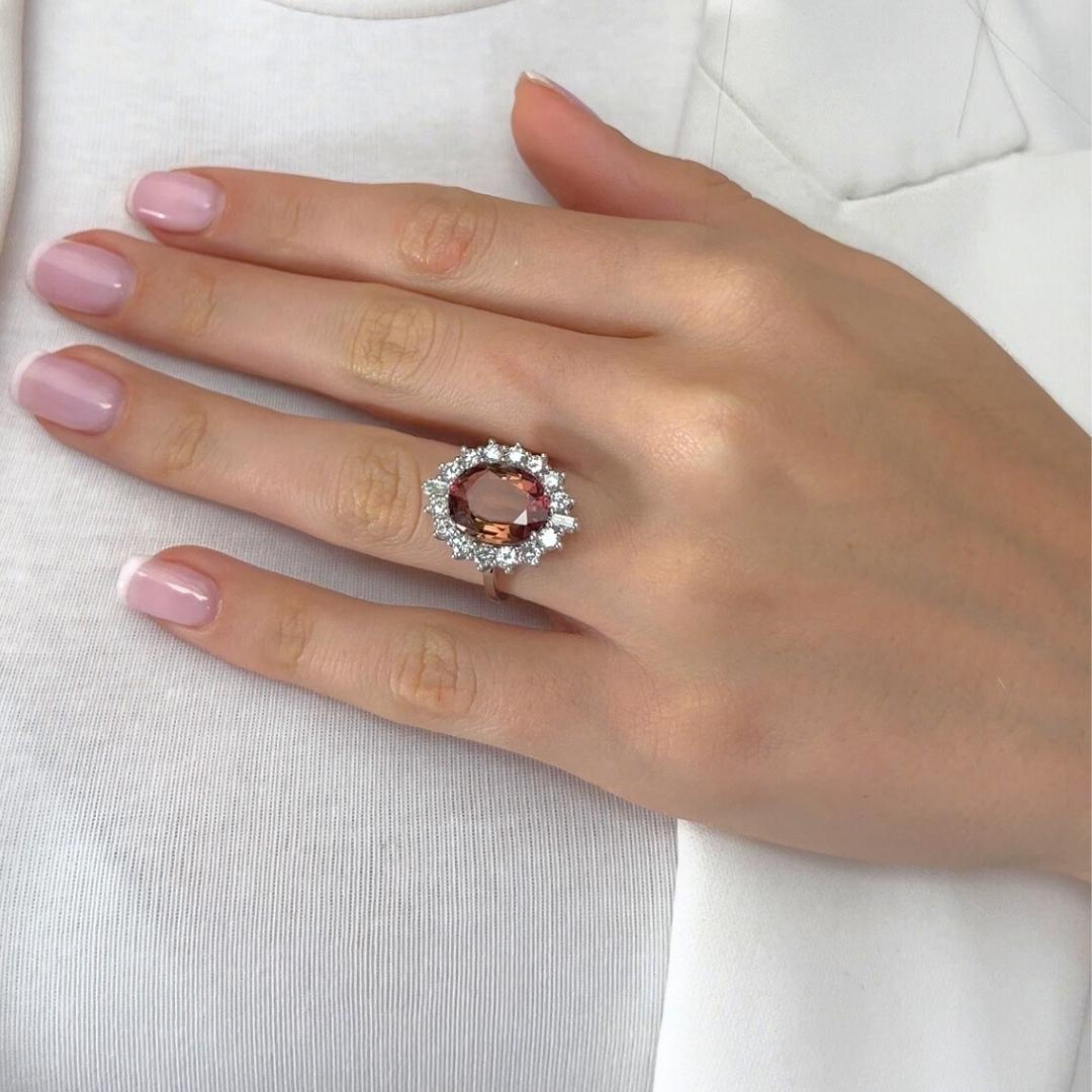 Lujoso Anillo de Cóctel de Rubelita y Diamantes de 6,39ct en Oro Blanco de 14k - Certificado IGI

Este llamativo anillo de cóctel exhibe una vívida rubelita rosa de corte ovalado de 5,04 ct, que irradia pasión y elegancia desde su engaste de oro