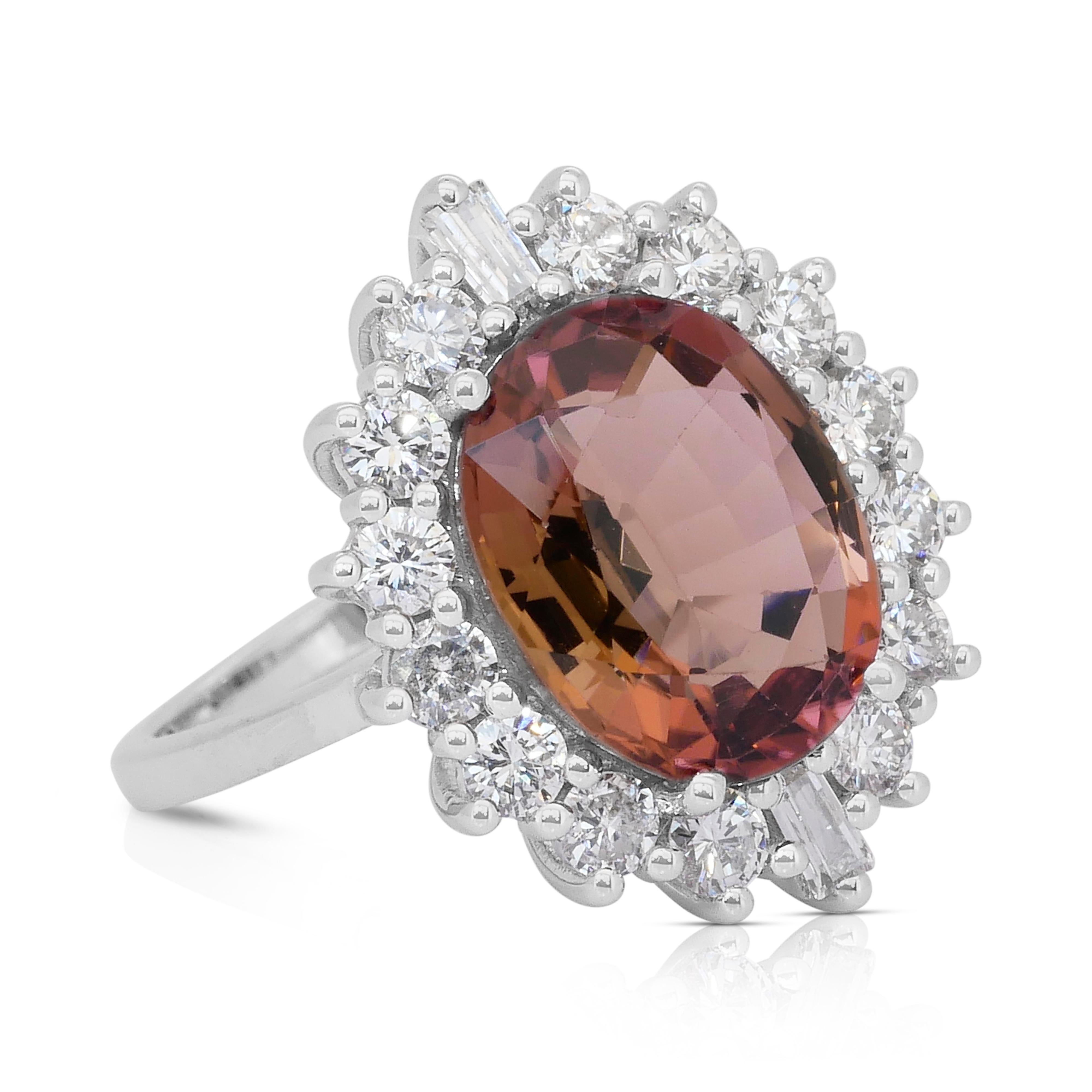 Lujoso anillo de cóctel de oro blanco de 14 quilates con rubelita y diamantes de 6,39 quilates Corte oval en venta