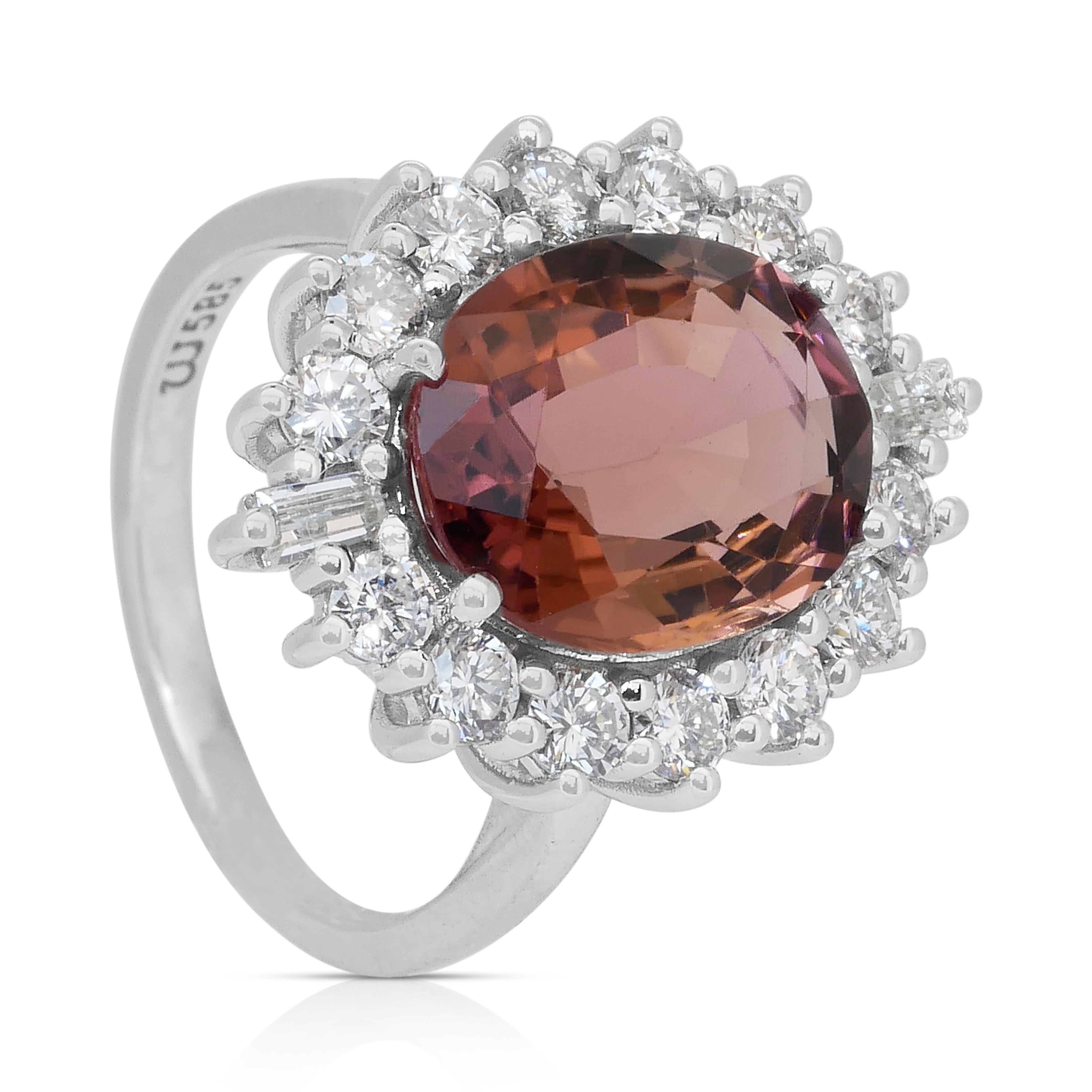 Lujoso anillo de cóctel de oro blanco de 14 quilates con rubelita y diamantes de 6,39 quilates en venta 3