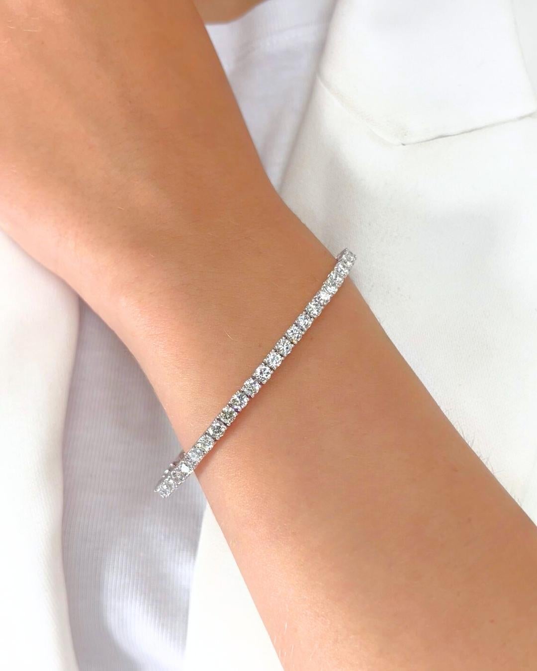 Luxurious 7.35ct Diamonds Tennis Bracelet in 18k White Gold - IGI Certified

Make a powerful statement of refined sophistication with this breathtaking diamond tennis bracelet. Featuring a stunning 7.35ct round brilliant diamond as its singular,