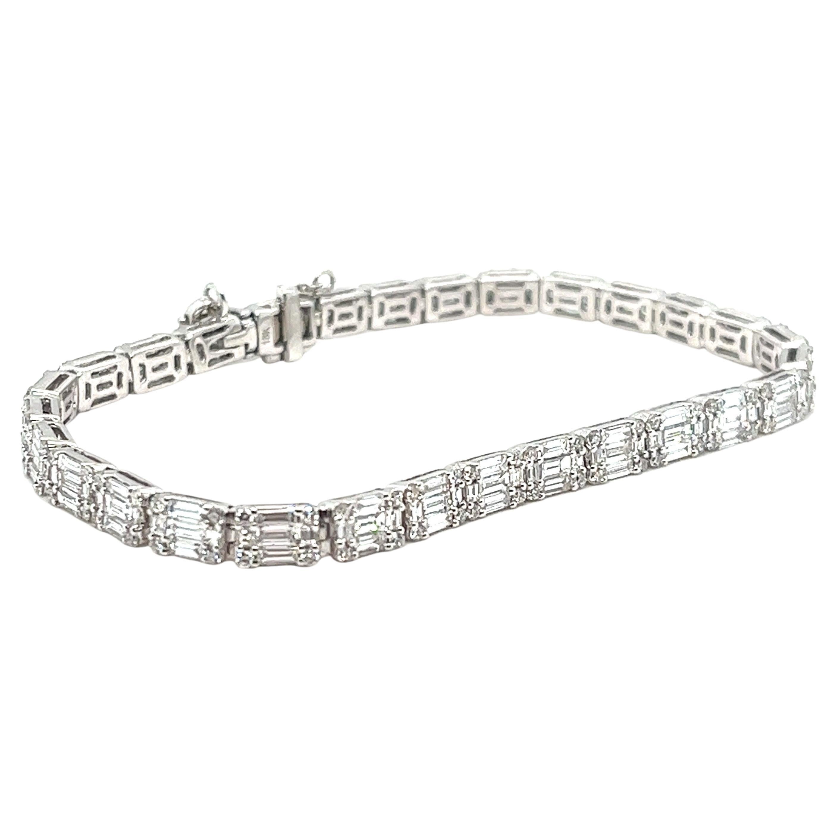 Exquisite 18kt White Gold Diamond Bracelet - Luxurious Elegance

Elevate your jewelry collection with the epitome of opulence and sophistication. This breathtaking 18kt white gold bracelet is a masterpiece of craftsmanship, adorned with a