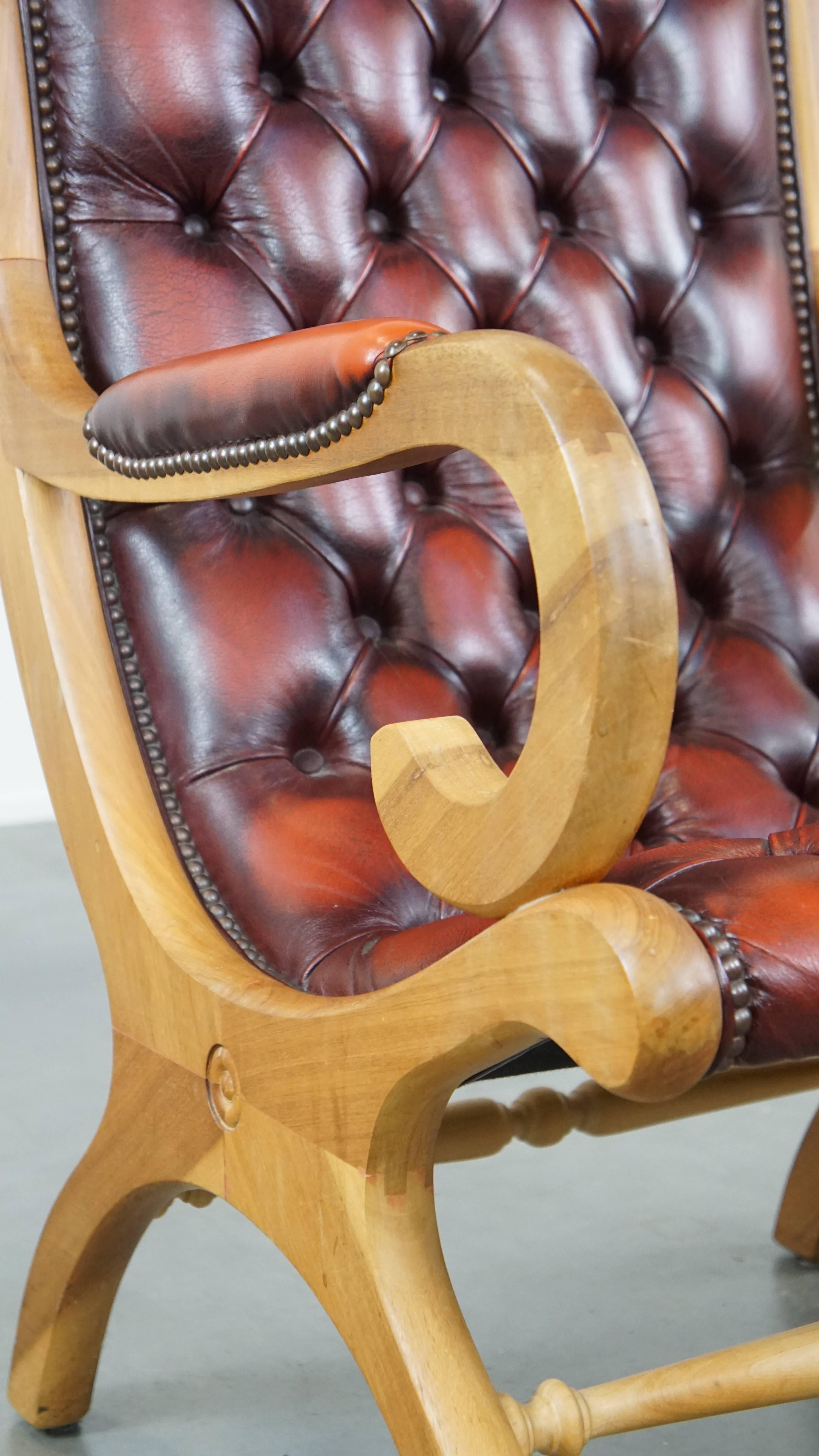 Luxurious and classic red flame-grained English leather chesterfield armchair For Sale 3
