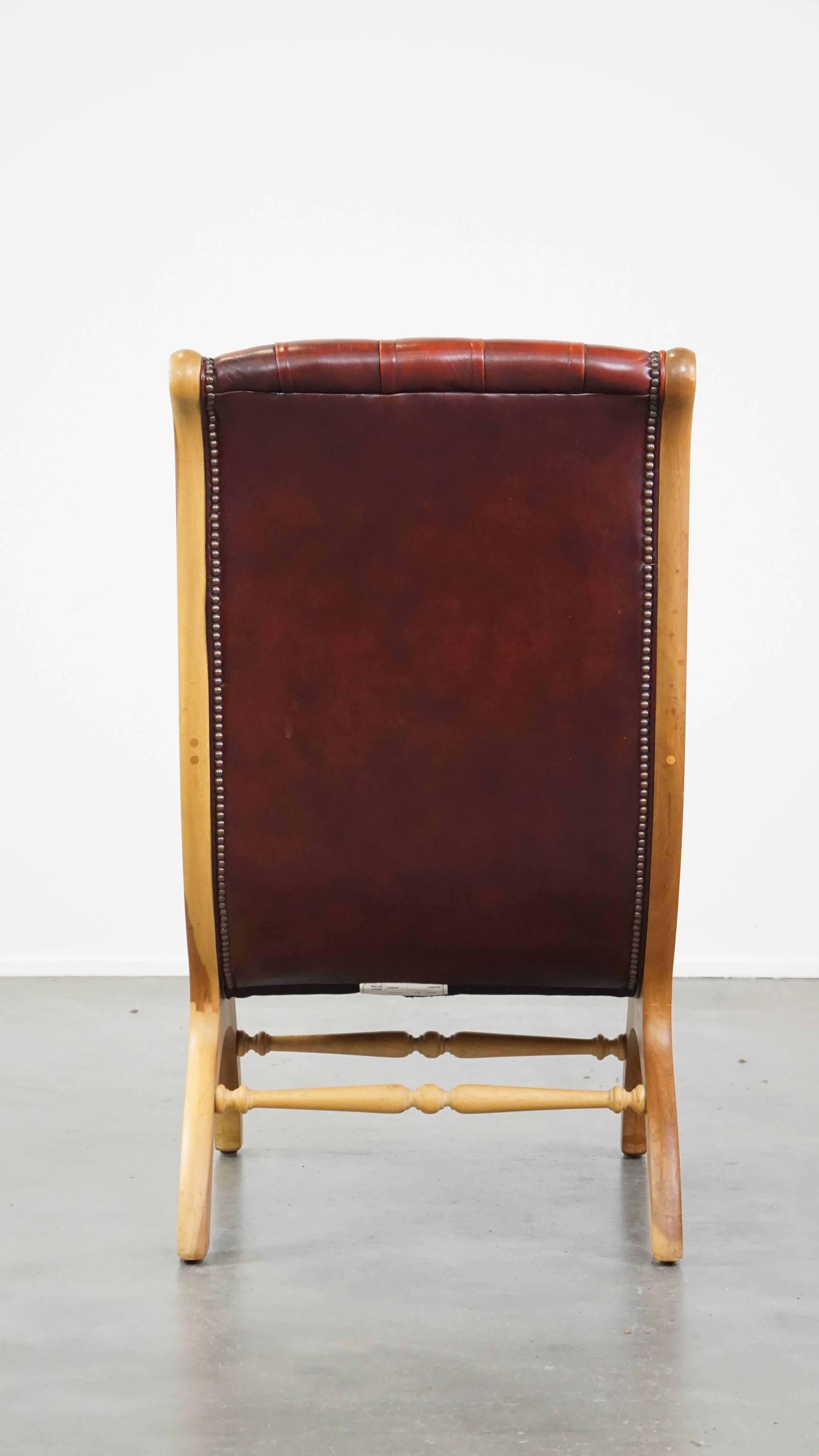 Hand-Crafted Luxurious and classic red flame-grained English leather chesterfield armchair For Sale