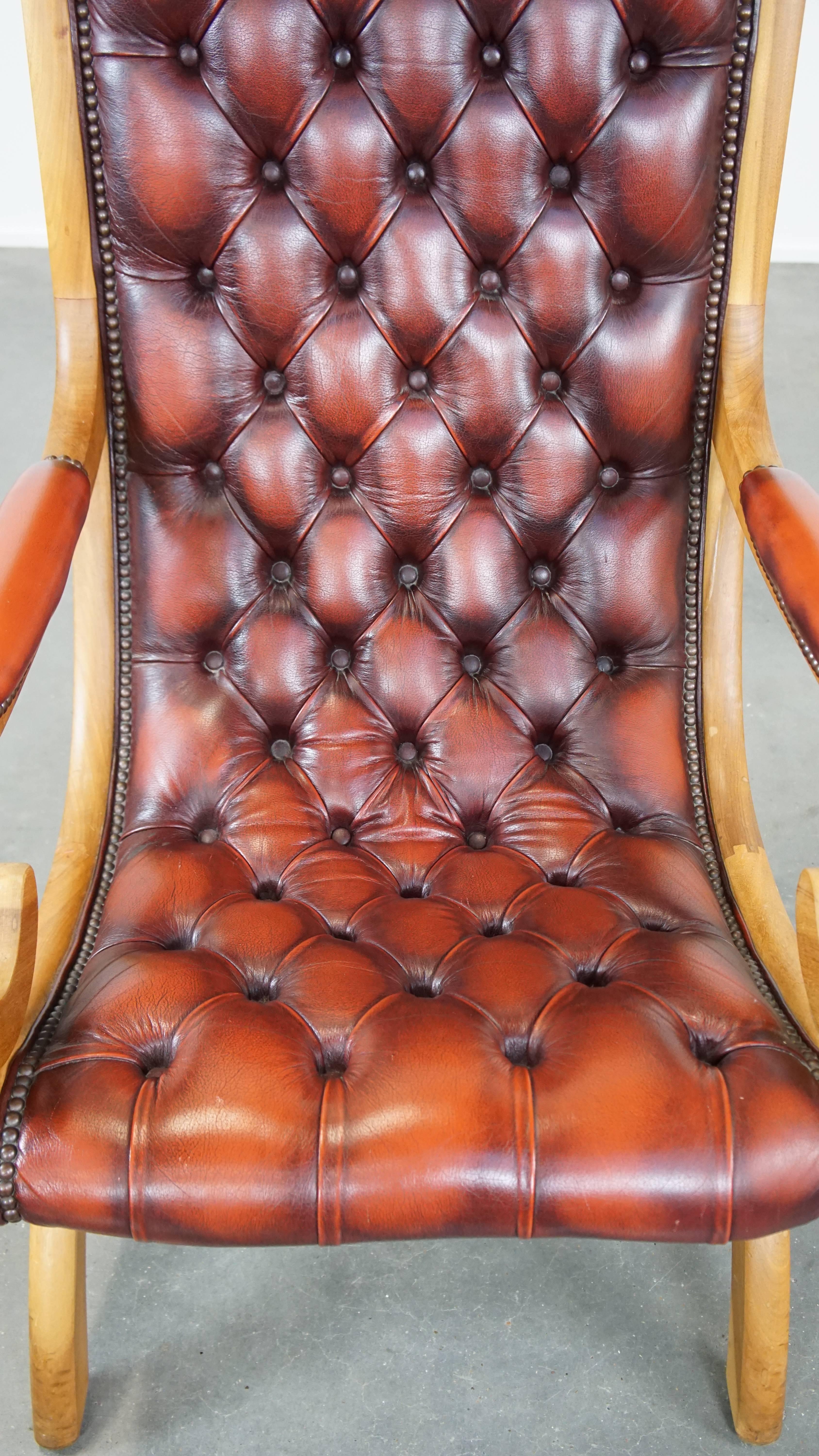 20th Century Luxurious and classic red flame-grained English leather chesterfield armchair For Sale