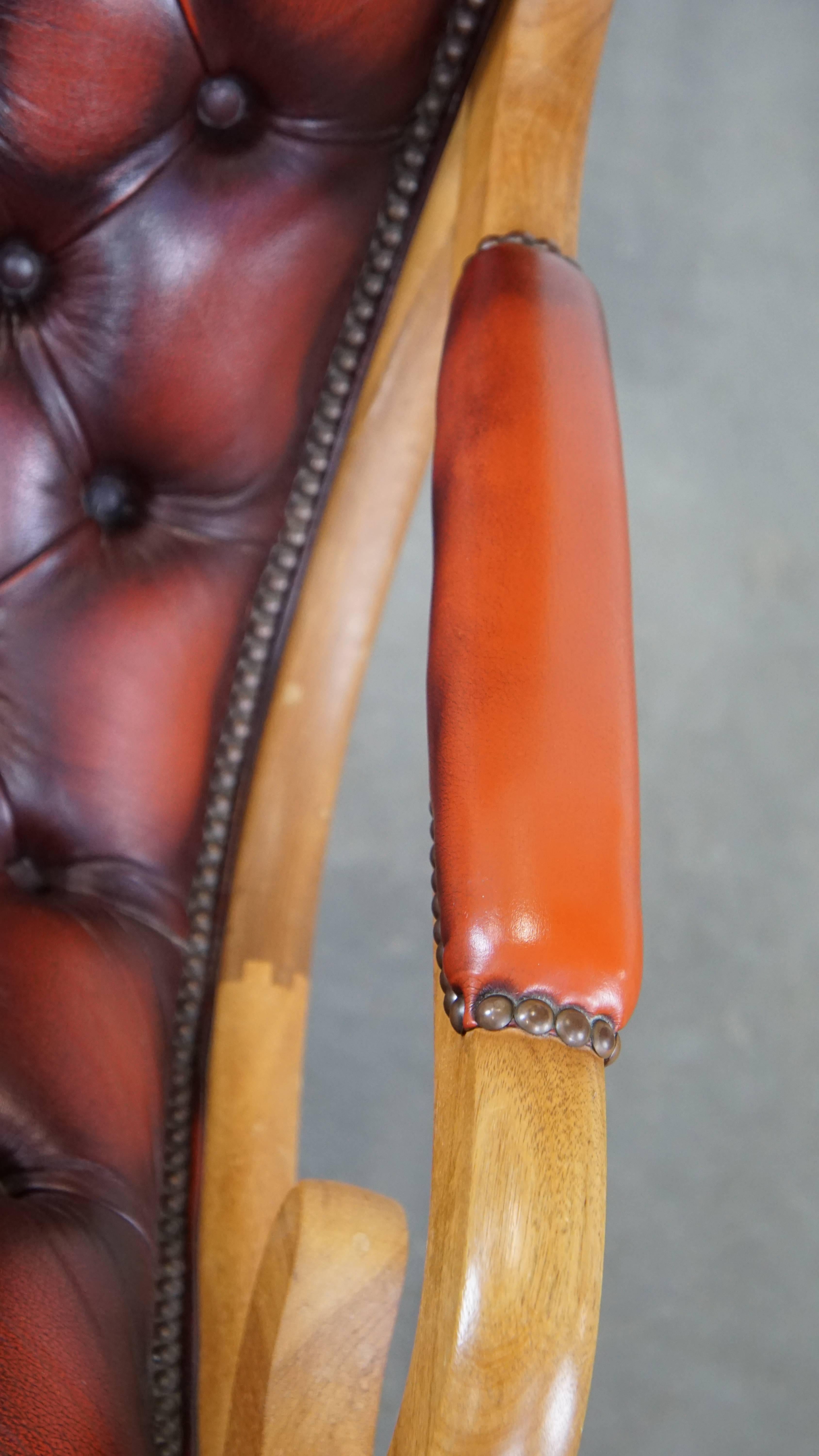 Luxurious and classic red flame-grained English leather chesterfield armchair For Sale 1